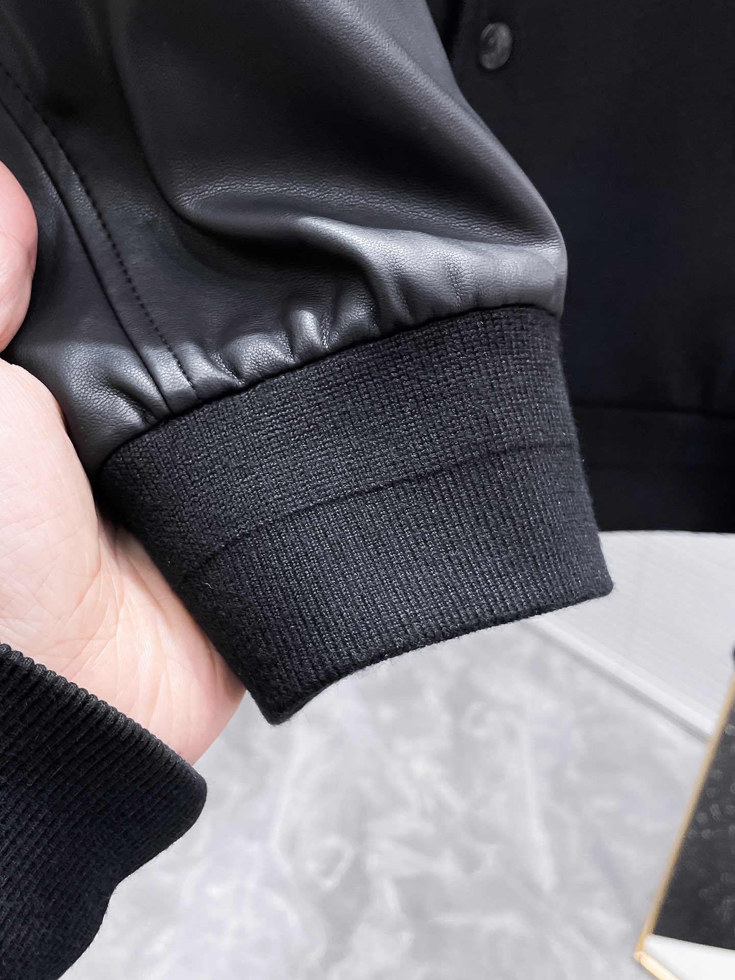 P395  迪奥  Dior  2025新款 棒球领 真皮拼接 夹克 外套，高端版本！专柜定制面料 透气舒适度高，细节无可挑剔，品牌元素设计理念，体现高品质。手感细腻柔软！呈现休闲裁剪，上身版型超赞！🐯码数：48-56