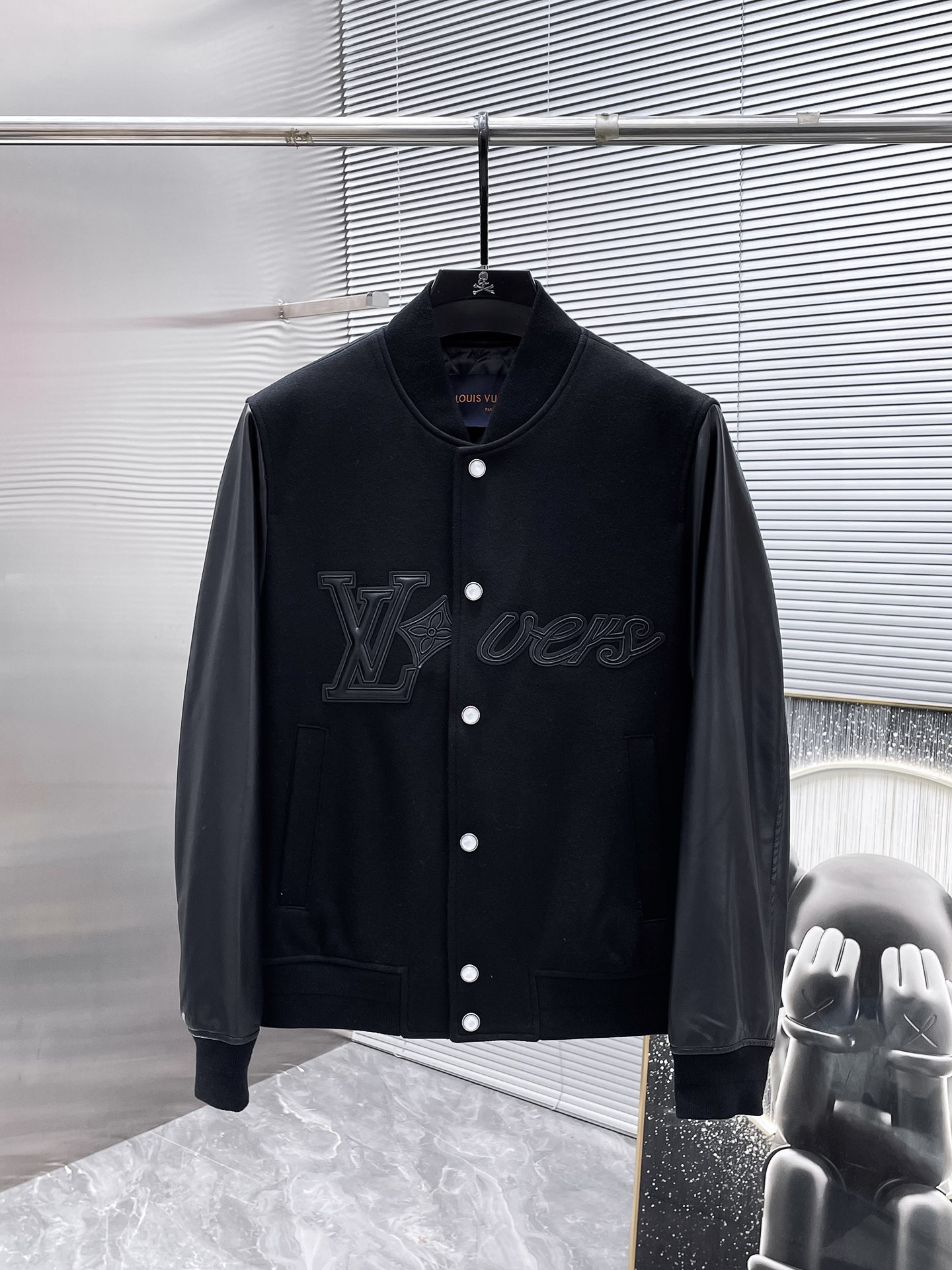 P395  路易威登  LV  2025新款 棒球领  真皮拼接  夹克 外套，高端版本！专柜定制面料 透气舒适度高，细节无可挑剔，品牌元素设计理念，体现高品质。手感细腻柔软！呈现休闲裁剪，上身版型超赞！🐯码数：48-56