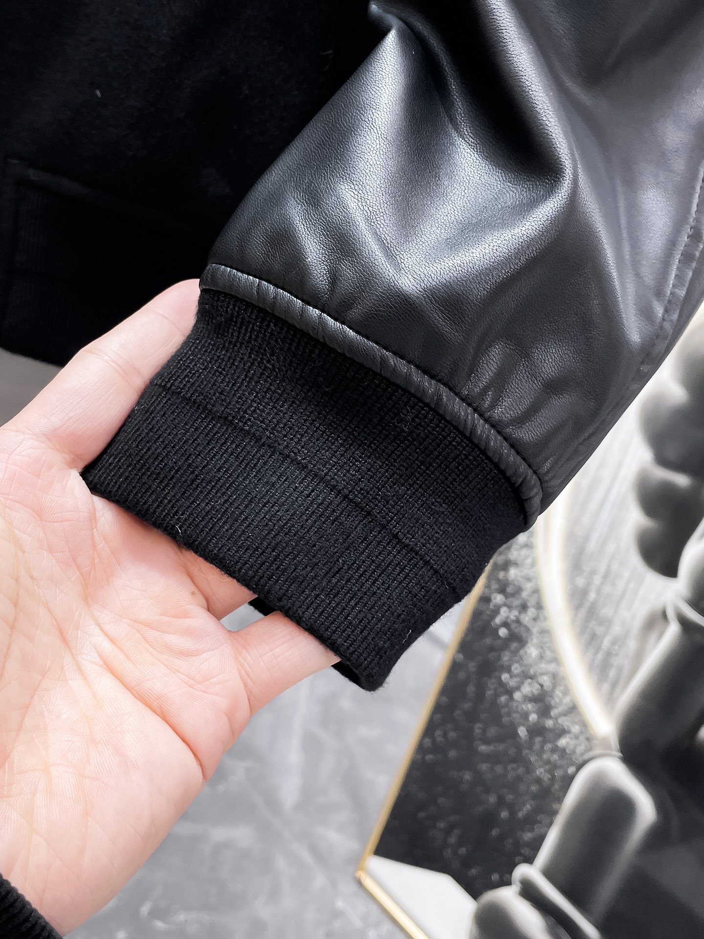 P395  路易威登  LV  2025新款 棒球领  真皮拼接  夹克 外套，高端版本！专柜定制面料 透气舒适度高，细节无可挑剔，品牌元素设计理念，体现高品质。手感细腻柔软！呈现休闲裁剪，上身版型超赞！🐯码数：48-56