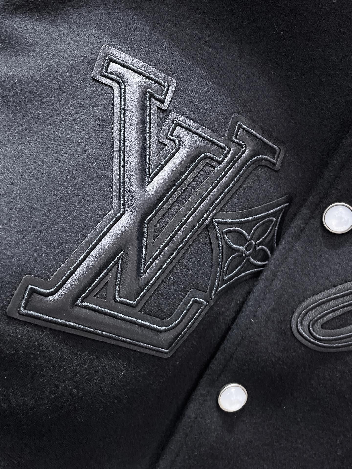 P395  路易威登  LV  2025新款 棒球领  真皮拼接  夹克 外套，高端版本！专柜定制面料 透气舒适度高，细节无可挑剔，品牌元素设计理念，体现高品质。手感细腻柔软！呈现休闲裁剪，上身版型超赞！🐯码数：48-56