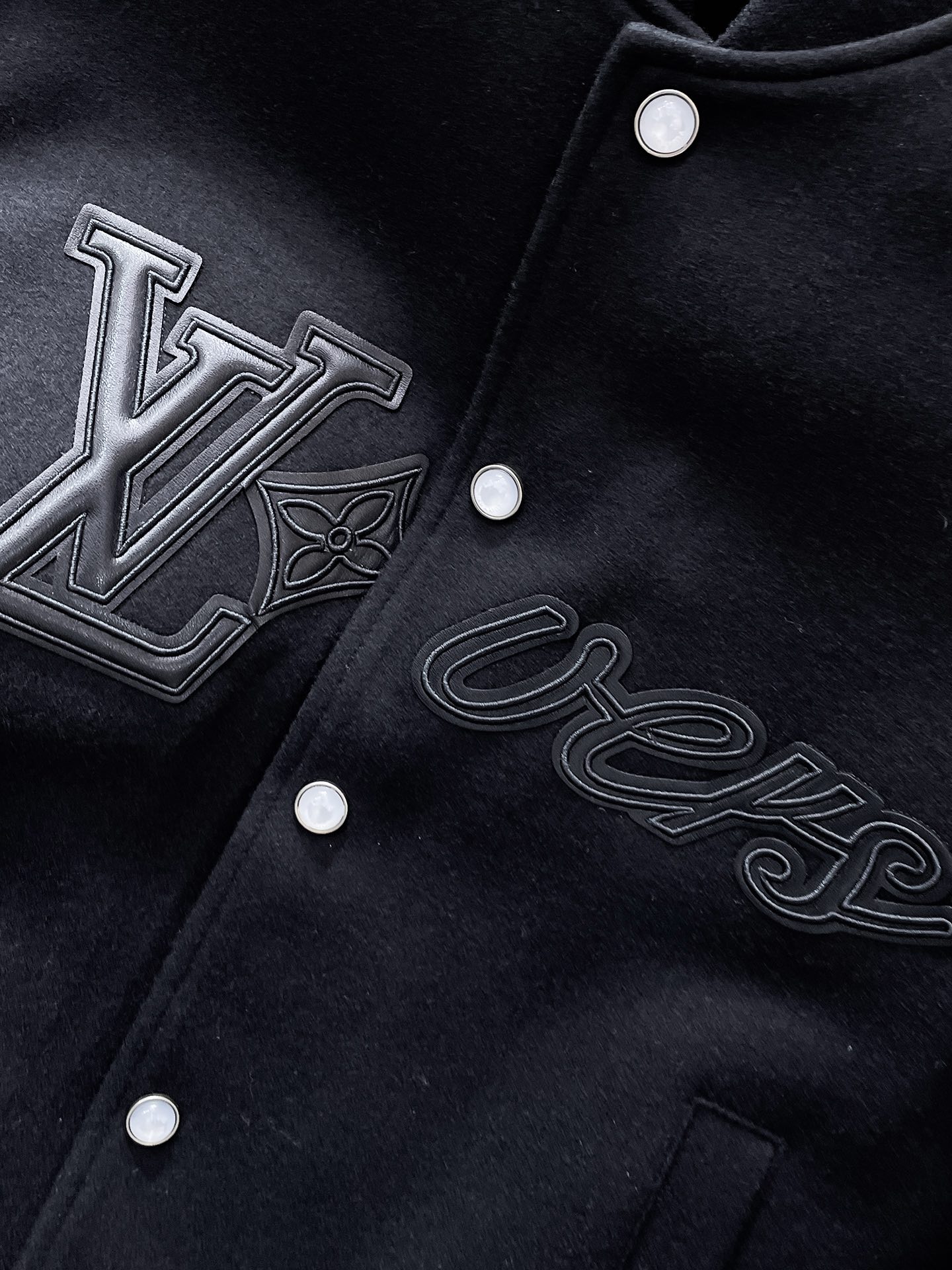 P395  路易威登  LV  2025新款 棒球领  真皮拼接  夹克 外套，高端版本！专柜定制面料 透气舒适度高，细节无可挑剔，品牌元素设计理念，体现高品质。手感细腻柔软！呈现休闲裁剪，上身版型超赞！🐯码数：48-56