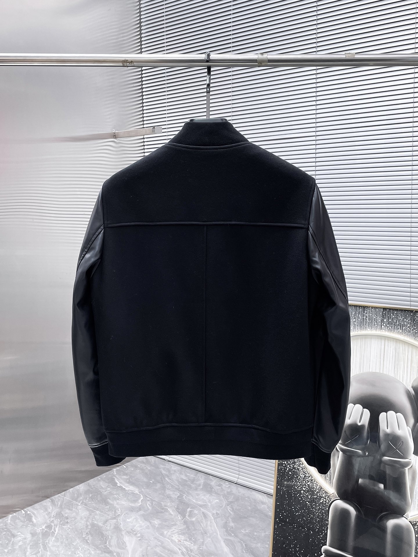 P395  路易威登  LV  2025新款 棒球领  真皮拼接  夹克 外套，高端版本！专柜定制面料 透气舒适度高，细节无可挑剔，品牌元素设计理念，体现高品质。手感细腻柔软！呈现休闲裁剪，上身版型超赞！🐯码数：48-56