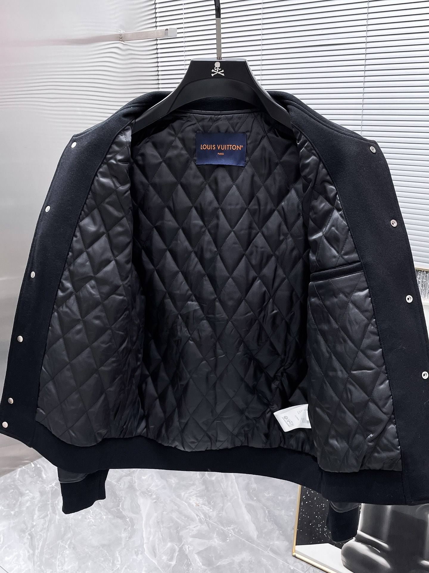 P395  路易威登  LV  2025新款 棒球领  真皮拼接  夹克 外套，高端版本！专柜定制面料 透气舒适度高，细节无可挑剔，品牌元素设计理念，体现高品质。手感细腻柔软！呈现休闲裁剪，上身版型超赞！🐯码数：48-56