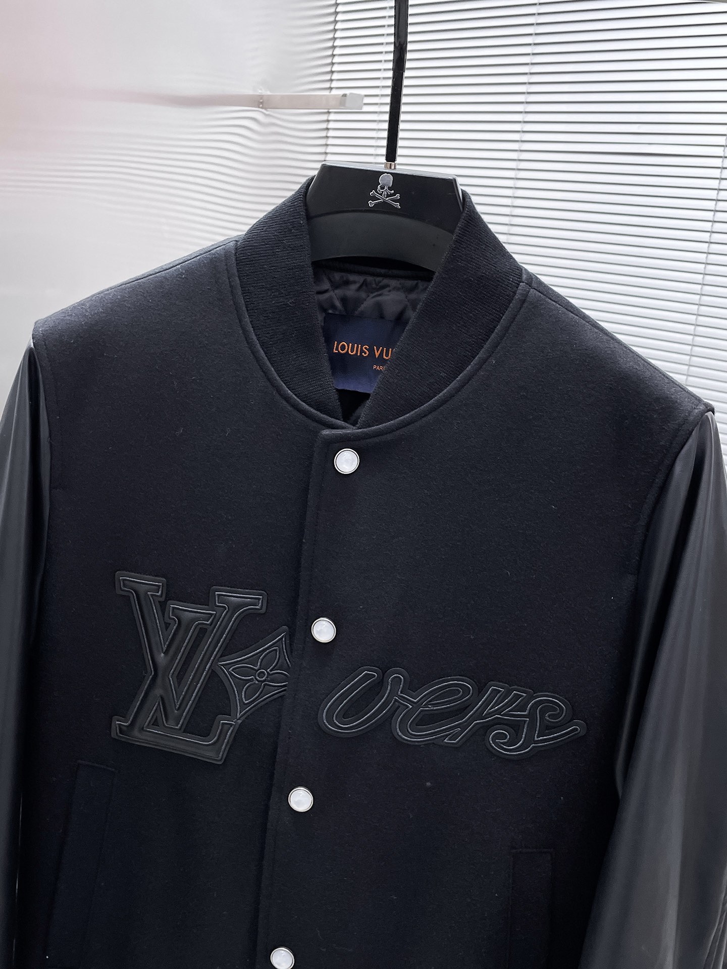 P395  路易威登  LV  2025新款 棒球领  真皮拼接  夹克 外套，高端版本！专柜定制面料 透气舒适度高，细节无可挑剔，品牌元素设计理念，体现高品质。手感细腻柔软！呈现休闲裁剪，上身版型超赞！🐯码数：48-56