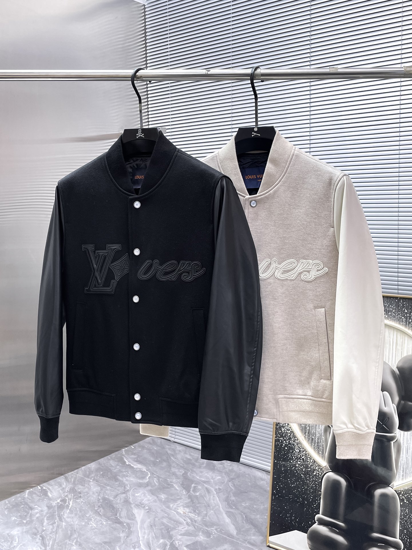 P395  路易威登  LV  2025新款 棒球领  真皮拼接  夹克 外套，高端版本！专柜定制面料 透气舒适度高，细节无可挑剔，品牌元素设计理念，体现高品质。手感细腻柔软！呈现休闲裁剪，上身版型超赞！🐯码数：48-56