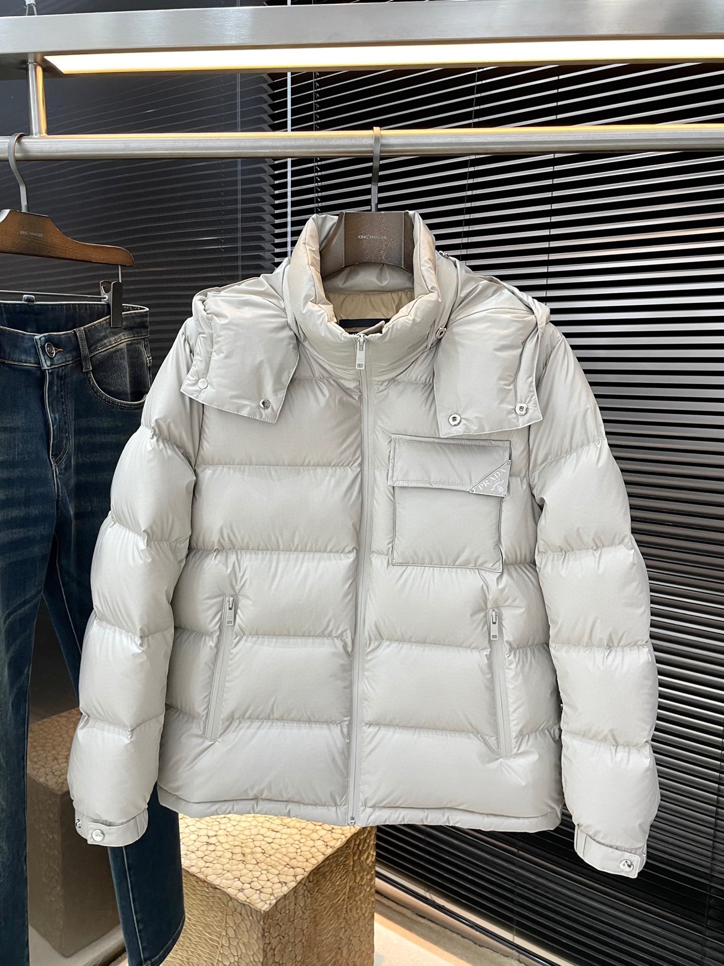 NO:613249,P PRAD (Pula) 2025 winter clothing series creates a handsome man and highlights his masculine temperament. Simple and fashionable commuter down jacket. Top imported waterproof material fabric. The texture is very soft and comfortable against the skin. Delicate and smooth texture. Super good fit. The upper body is super stylish and handsome. The down jacket feels like it is wrapped in a top-notch duvet. It is warm and comfortable. The version is a simple design with three-dimensional cutting. It simply adds points to the whole dress. The whole piece is warm and fluffy.  National standard 90 white duck down filling has good resilience and can rebound immediately after compression. It is very light, delicate and soft. The better the down, the lighter it is, but the fluffy and fluffy ones are fluffy and light. The upper body is warm and stylish without feeling heavy. It is very wearable and does not look bloated. It can well prevent cold wind invasion!  The first choice for high quality. Compare the details and fabrics. You will know what grade of goods we sell!  Size 48-56,,prada,prada,down jacket,alexander wang19860909P  PRAD（普拉）2025冬装系列 打造帅气型男 彰显男士气质 简约时尚通勤羽绒服 顶级进口防水材料面料 质感很轻柔 贴肤都舒适 细腻顺滑质感 超级好版型 上身超级有型的帅气 羽绒服就感觉包裹了一层顶级的羽绒被 温暖而舒适 版型是立体裁剪的设计简约款 简直给整件衣服加分,整件保暖蓬松度高 国标90白鸭绒填充 回弹力好 压缩后能马上立马回弹起来 非常轻盈 细腻柔软 越好的绒是越轻 但是体积蓬松越大的 蓬松轻盈 上身保暖有型 又不会有负重感 实穿性非常强 不显臃肿 可以很好的防止寒风侵袭！高品质首选 大家到时比一比细节 面料 做你就知道我们卖的是什么级别的货色了！尺码 48-56,,prada,prada,down jacket,alexander wang,Men's clothing