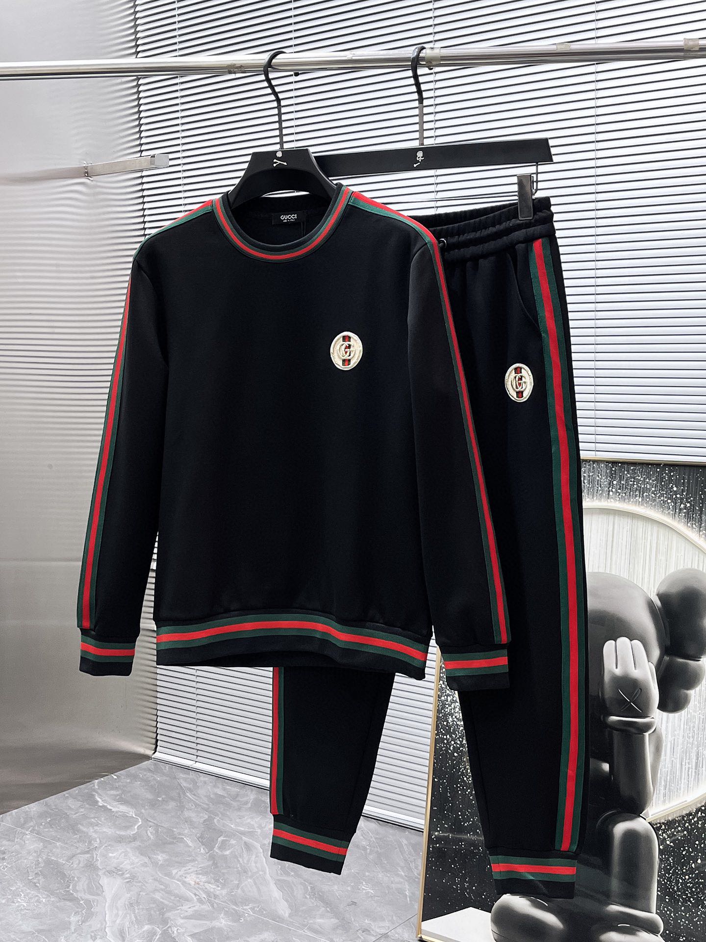 335 💰 【GUCCI 古奇】爆款套装来袭  专注官网原版 2025全新爆款圆领卫衣套装 原单狠货🇭🇰倾注顶级设计师的精心之作 就为一个贴合、完美的上身效果 全天然优质天丝罗马棉100%，贴身的舒适感 高贵典雅！原厂五金无不彰显优雅高贵气质！专柜尺码：M-3XL（最大穿到190斤）