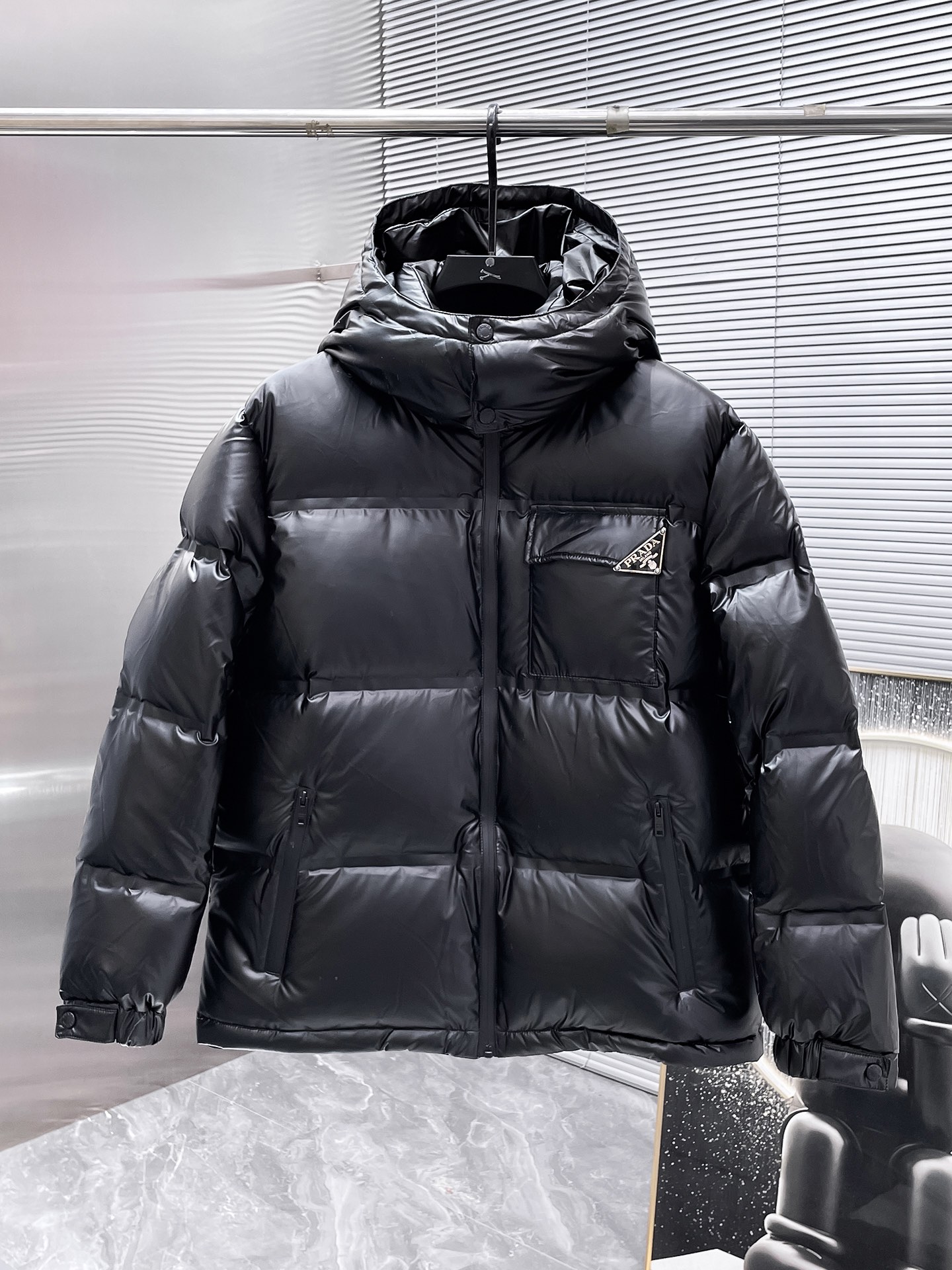 NO:652362,Prada Prada  New hooded down jacket for autumn and winter, a hot item, high version. Filled with 90 velvet, fluffy and warm, in super good condition. Imported windproof and rainproof fabric, soft and skin-friendly, anti-wrinkle and non-staining, upright and stylish, absolutely fashionable; luxurious and stylish, highly recognizable; good quality that can be seen at a glance. Same style for men and women. Suitable for various styles, casual inner wear, fashion sense. Size 48-56,, prada, prada, jackets  & coats,down jacket,hats,alexander wang19860909普拉达 Prada 秋冬新款连帽羽绒服外套,爆款来袭,高版本.内充90绒,蓬松又保暖,品相超级好.进口防风防雨面料,软糯亲肤,抗皱不沾灰,立挺有型,时尚绝绝子；奢华有型,辨识度极高；一眼就能看到的好品质.男女同款.适合凹各种造型,内搭随意,时尚感爆棚.码数48-56,,prada,prada,jackets & coats,down jacket,hats,alexander wang,Men's clothing