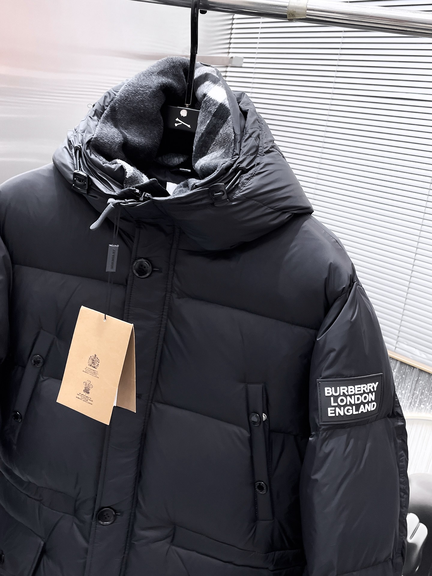 P570  巴宝莉  Burberry  2025秋冬新款🆕羽绒服 原版1:1订制五金配件全进口原版定制 欢迎专柜对比 绝对的高品质 采用顶级90鹅绒 超柔软 充羽量蓬松饱满 超级重工 面料做工杠杠的👍版型完美 注意⚠面料超舒服 独家款 非市场货 男女同款尺码：S-XL