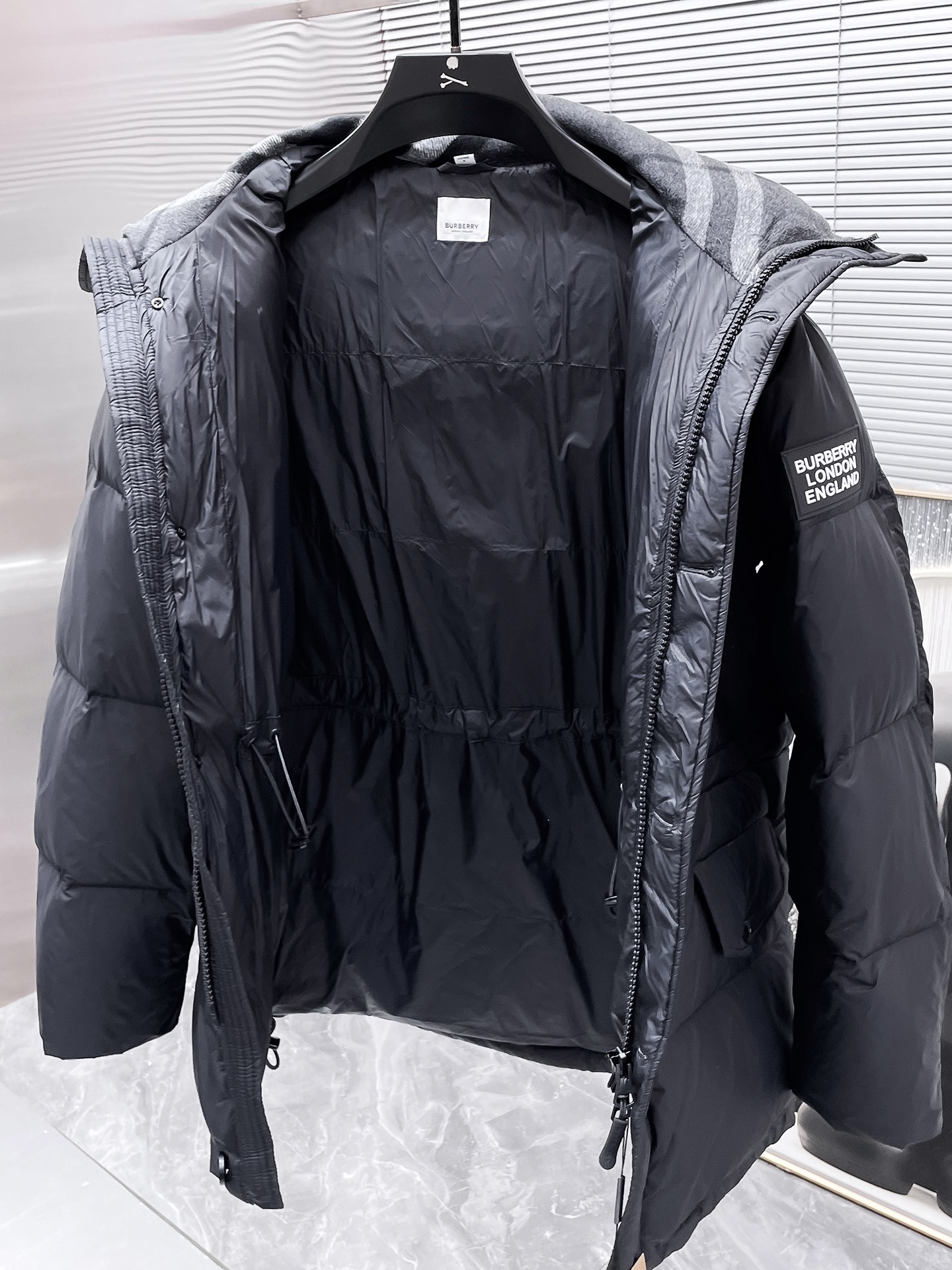 P570  巴宝莉  Burberry  2025秋冬新款🆕羽绒服 原版1:1订制五金配件全进口原版定制 欢迎专柜对比 绝对的高品质 采用顶级90鹅绒 超柔软 充羽量蓬松饱满 超级重工 面料做工杠杠的👍版型完美 注意⚠面料超舒服 独家款 非市场货 男女同款尺码：S-XL