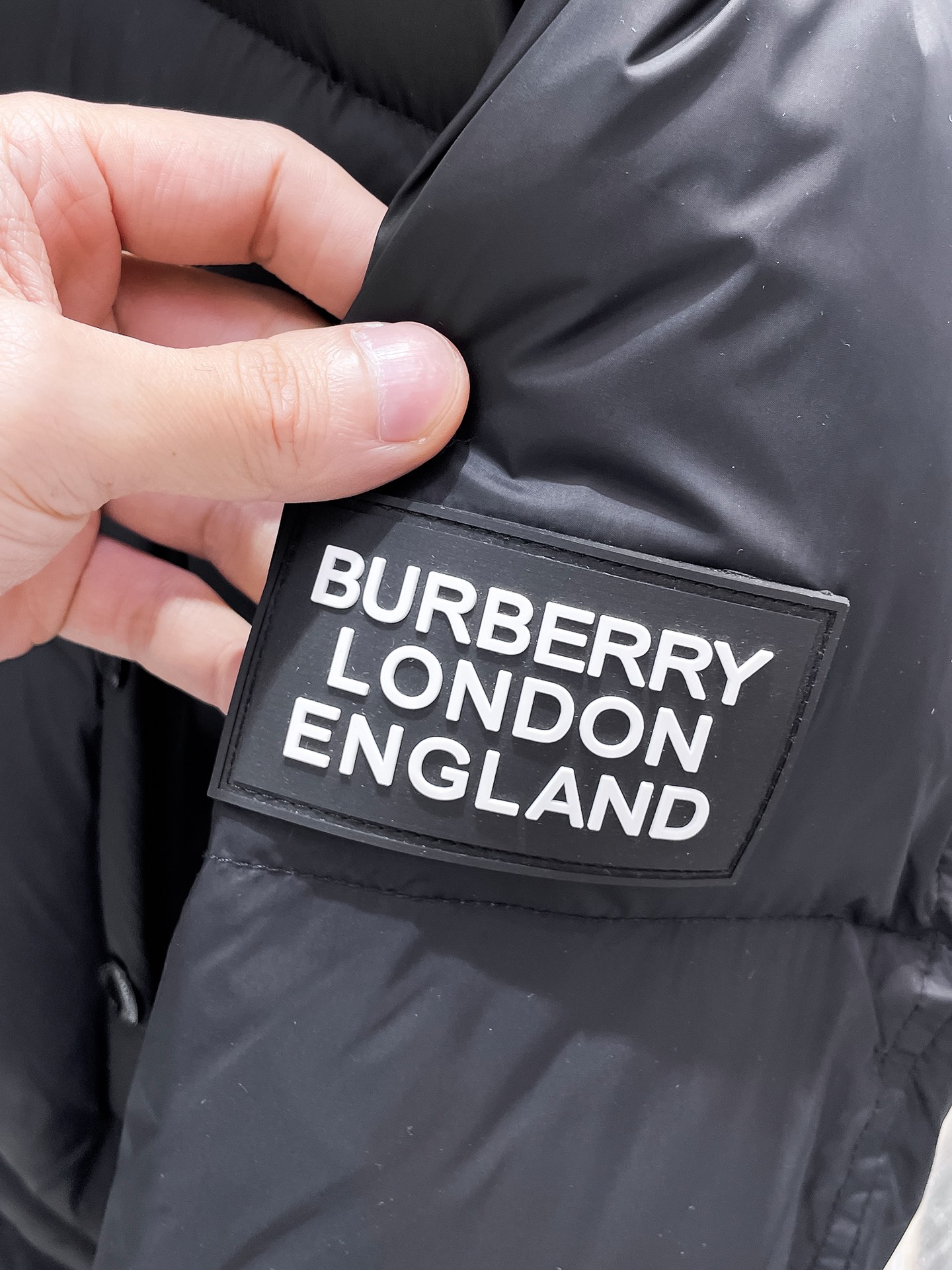 P570  巴宝莉  Burberry  2025秋冬新款🆕羽绒服 原版1:1订制五金配件全进口原版定制 欢迎专柜对比 绝对的高品质 采用顶级90鹅绒 超柔软 充羽量蓬松饱满 超级重工 面料做工杠杠的👍版型完美 注意⚠面料超舒服 独家款 非市场货 男女同款尺码：S-XL