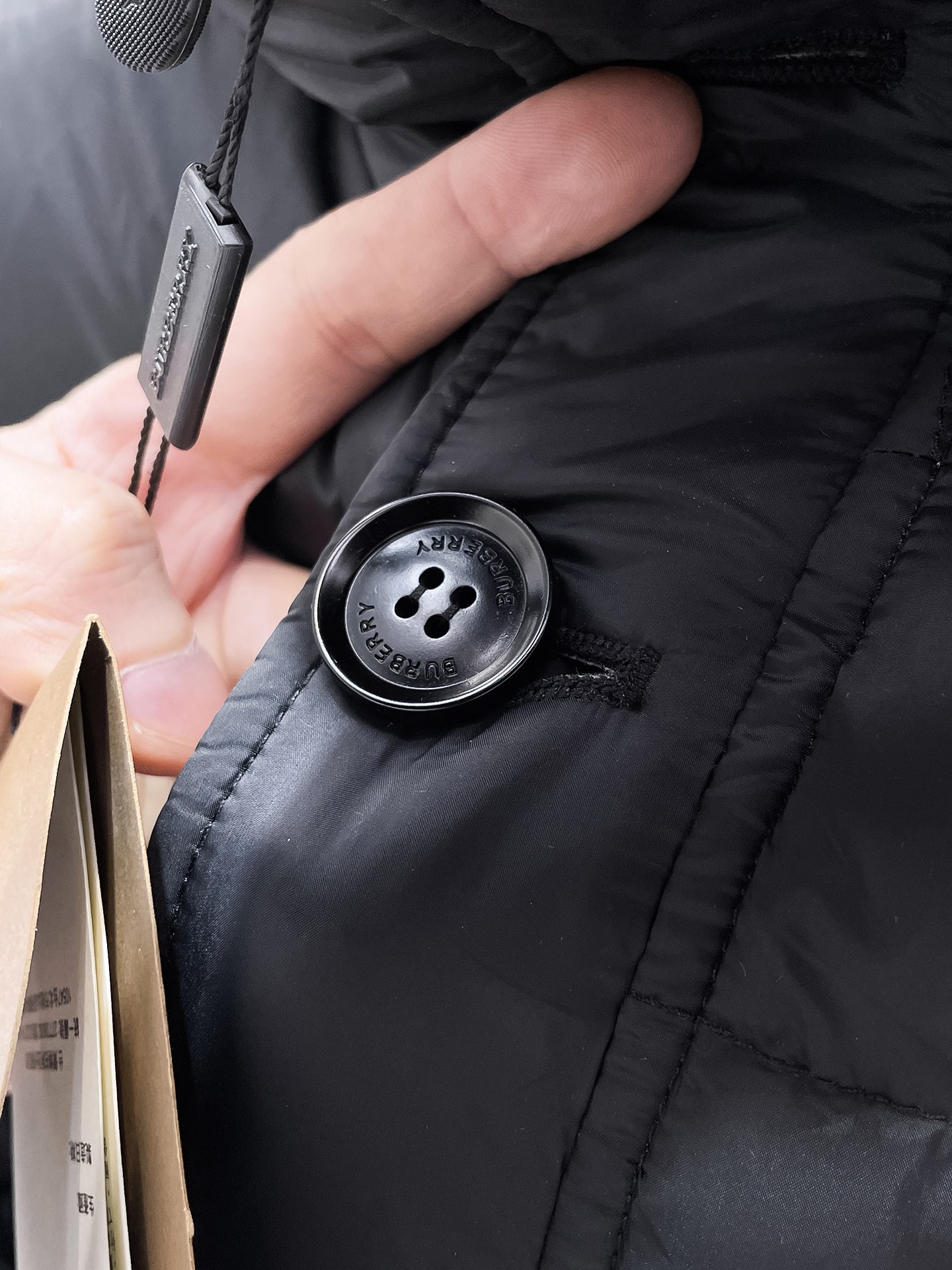 P570  巴宝莉  Burberry  2025秋冬新款🆕羽绒服 原版1:1订制五金配件全进口原版定制 欢迎专柜对比 绝对的高品质 采用顶级90鹅绒 超柔软 充羽量蓬松饱满 超级重工 面料做工杠杠的👍版型完美 注意⚠面料超舒服 独家款 非市场货 男女同款尺码：S-XL