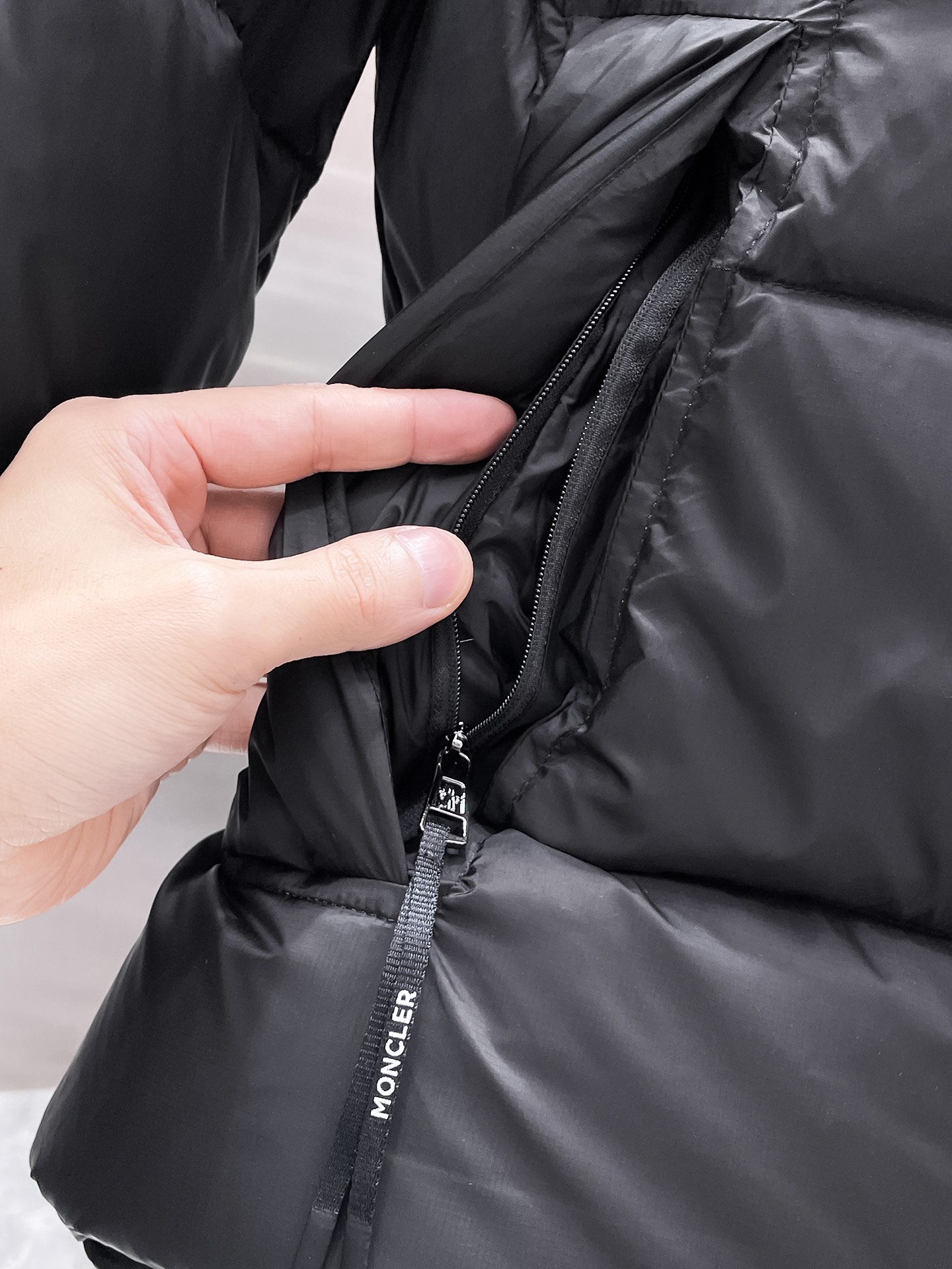 P490  蒙口  moncler  2025秋冬新款连帽羽绒服外套，爆款来袭，高版本。内充90绒，蓬松又保暖，品相超级好。进口防风防雨面料，软糯亲肤，抗皱不沾灰，立挺有型，时尚绝绝子；奢华有型，辨识度极高；一眼就能看到的好品质。男女同款。适合凹各种造型，内搭随意，时尚感爆棚。码数1-5