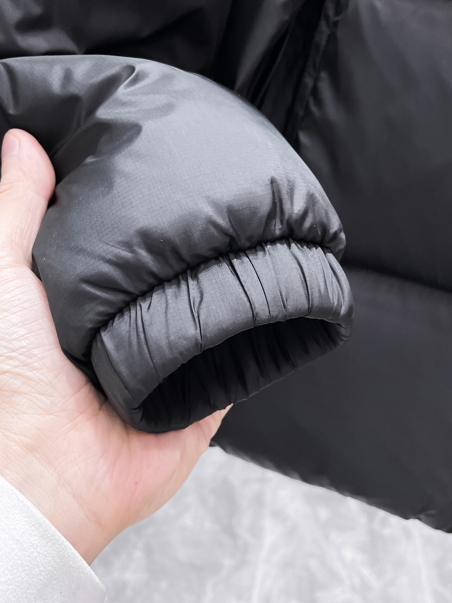 P490  蒙口  moncler  2025秋冬新款连帽羽绒服外套，爆款来袭，高版本。内充90绒，蓬松又保暖，品相超级好。进口防风防雨面料，软糯亲肤，抗皱不沾灰，立挺有型，时尚绝绝子；奢华有型，辨识度极高；一眼就能看到的好品质。男女同款。适合凹各种造型，内搭随意，时尚感爆棚。码数1-5