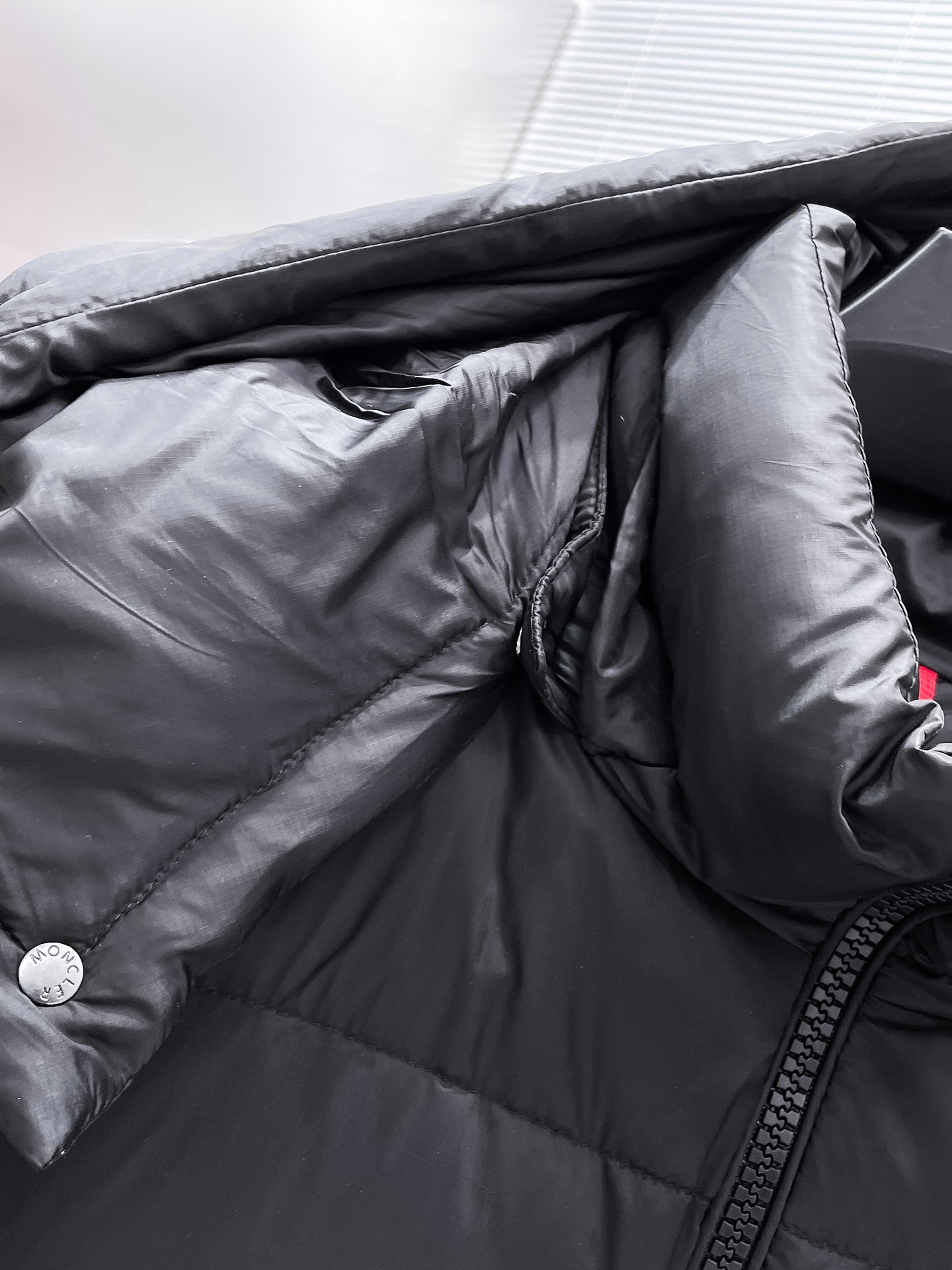 P490  蒙口  moncler  2025秋冬新款连帽羽绒服外套，爆款来袭，高版本。内充90绒，蓬松又保暖，品相超级好。进口防风防雨面料，软糯亲肤，抗皱不沾灰，立挺有型，时尚绝绝子；奢华有型，辨识度极高；一眼就能看到的好品质。男女同款。适合凹各种造型，内搭随意，时尚感爆棚。码数1-5