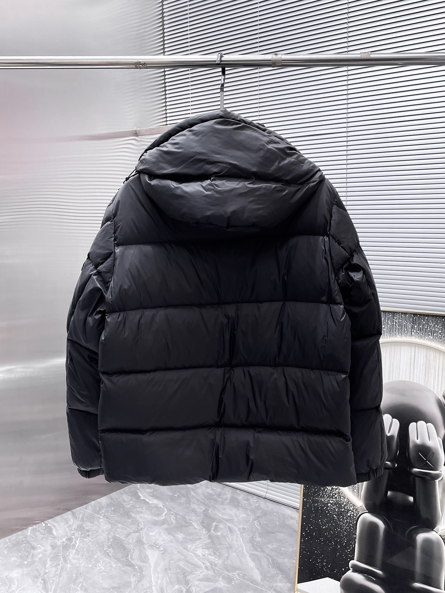 P490  蒙口  moncler  2025秋冬新款连帽羽绒服外套，爆款来袭，高版本。内充90绒，蓬松又保暖，品相超级好。进口防风防雨面料，软糯亲肤，抗皱不沾灰，立挺有型，时尚绝绝子；奢华有型，辨识度极高；一眼就能看到的好品质。男女同款。适合凹各种造型，内搭随意，时尚感爆棚。码数1-5