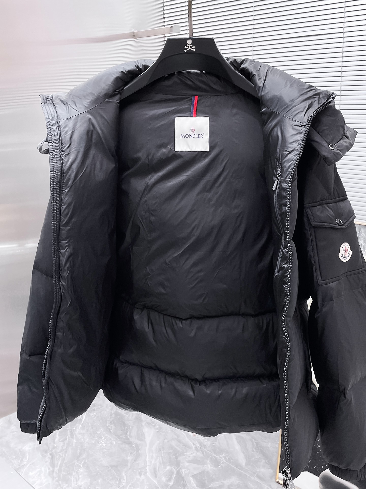 P490  蒙口  moncler  2025秋冬新款连帽羽绒服外套，爆款来袭，高版本。内充90绒，蓬松又保暖，品相超级好。进口防风防雨面料，软糯亲肤，抗皱不沾灰，立挺有型，时尚绝绝子；奢华有型，辨识度极高；一眼就能看到的好品质。男女同款。适合凹各种造型，内搭随意，时尚感爆棚。码数1-5