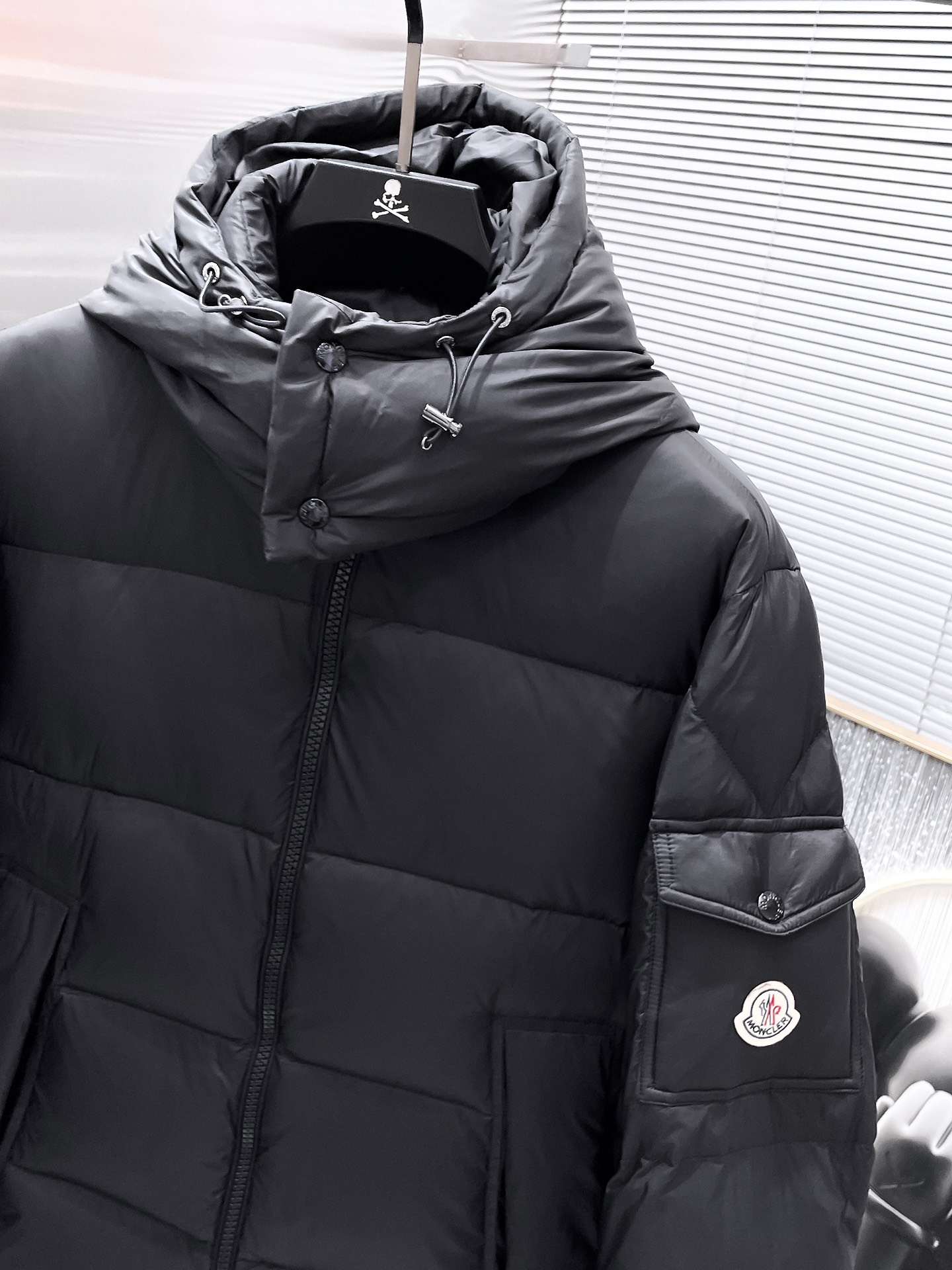 P490  蒙口  moncler  2025秋冬新款连帽羽绒服外套，爆款来袭，高版本。内充90绒，蓬松又保暖，品相超级好。进口防风防雨面料，软糯亲肤，抗皱不沾灰，立挺有型，时尚绝绝子；奢华有型，辨识度极高；一眼就能看到的好品质。男女同款。适合凹各种造型，内搭随意，时尚感爆棚。码数1-5