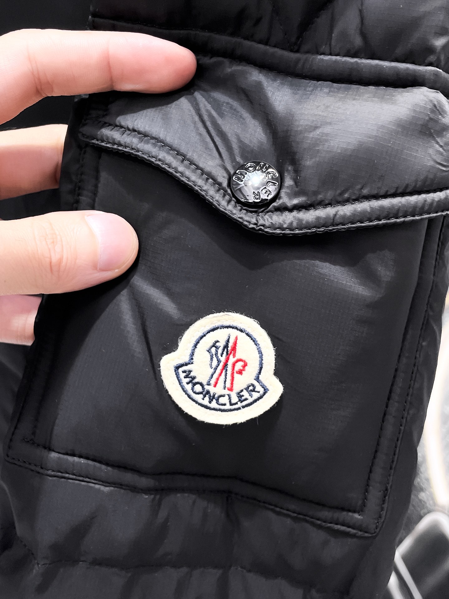 P490  蒙口  moncler  2025秋冬新款连帽羽绒服外套，爆款来袭，高版本。内充90绒，蓬松又保暖，品相超级好。进口防风防雨面料，软糯亲肤，抗皱不沾灰，立挺有型，时尚绝绝子；奢华有型，辨识度极高；一眼就能看到的好品质。男女同款。适合凹各种造型，内搭随意，时尚感爆棚。码数1-5