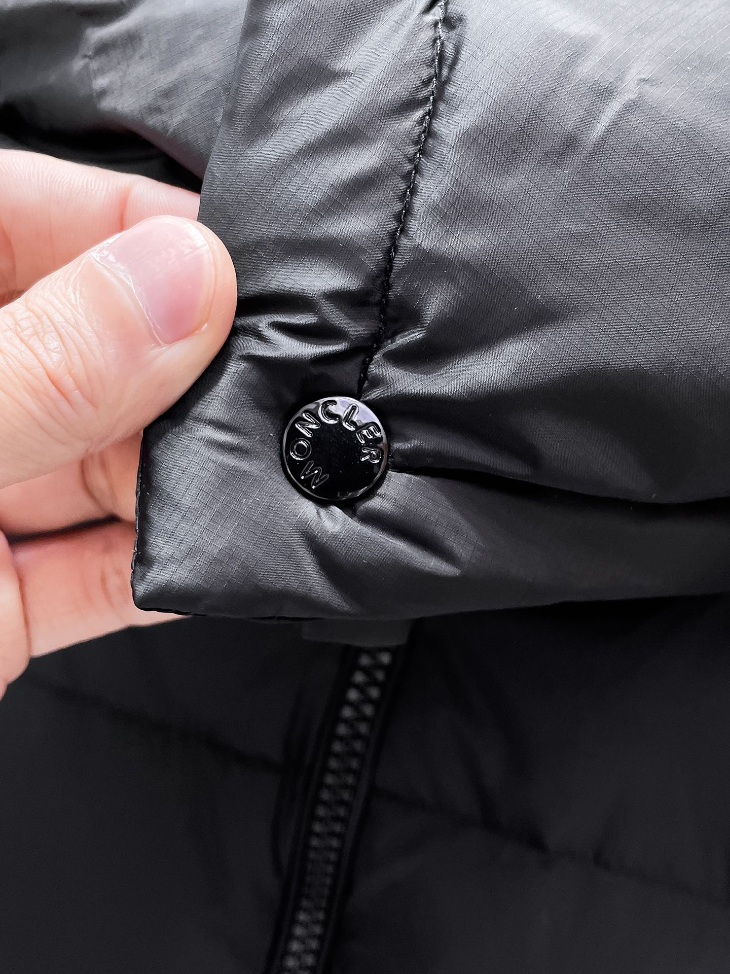 P490  蒙口  moncler  2025秋冬新款连帽羽绒服外套，爆款来袭，高版本。内充90绒，蓬松又保暖，品相超级好。进口防风防雨面料，软糯亲肤，抗皱不沾灰，立挺有型，时尚绝绝子；奢华有型，辨识度极高；一眼就能看到的好品质。男女同款。适合凹各种造型，内搭随意，时尚感爆棚。码数1-5