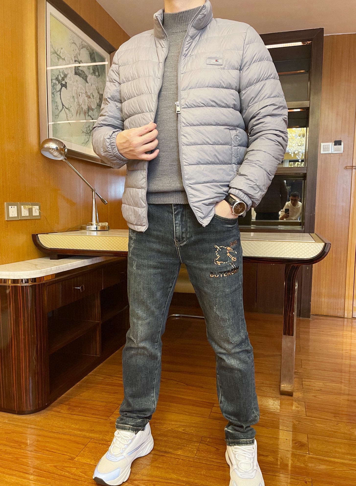 NO:613112,Tommy-2025 counter's latest hot model, lightweight down gray, is shipped. It is a hot-selling item in European and American counters! Selected Italian imported recycled fiber fabrics are paired with 85% premium white duck down design. The brand logo on the chest and customized zipper are full of charm. You can’t miss it. Sizes M-3XL (model 180/240 wears 50, comes with Hong Kong Lane Crawford boutique gift box packaging),, down jacket, alexander wang19860909汤米-2025专柜最新爆款轻薄羽绒灰色出货 欧美专柜热销单品！精选意大利进口再生纤维面料搭配85的上等白鸭绒设计,胸前的品牌标志和定制拉链韵味十足 您不容错过.尺码M-3XL（模特180/240穿50,配香港連卡佛精品礼盒包装）,,down jacket,alexander wang,Men's clothing