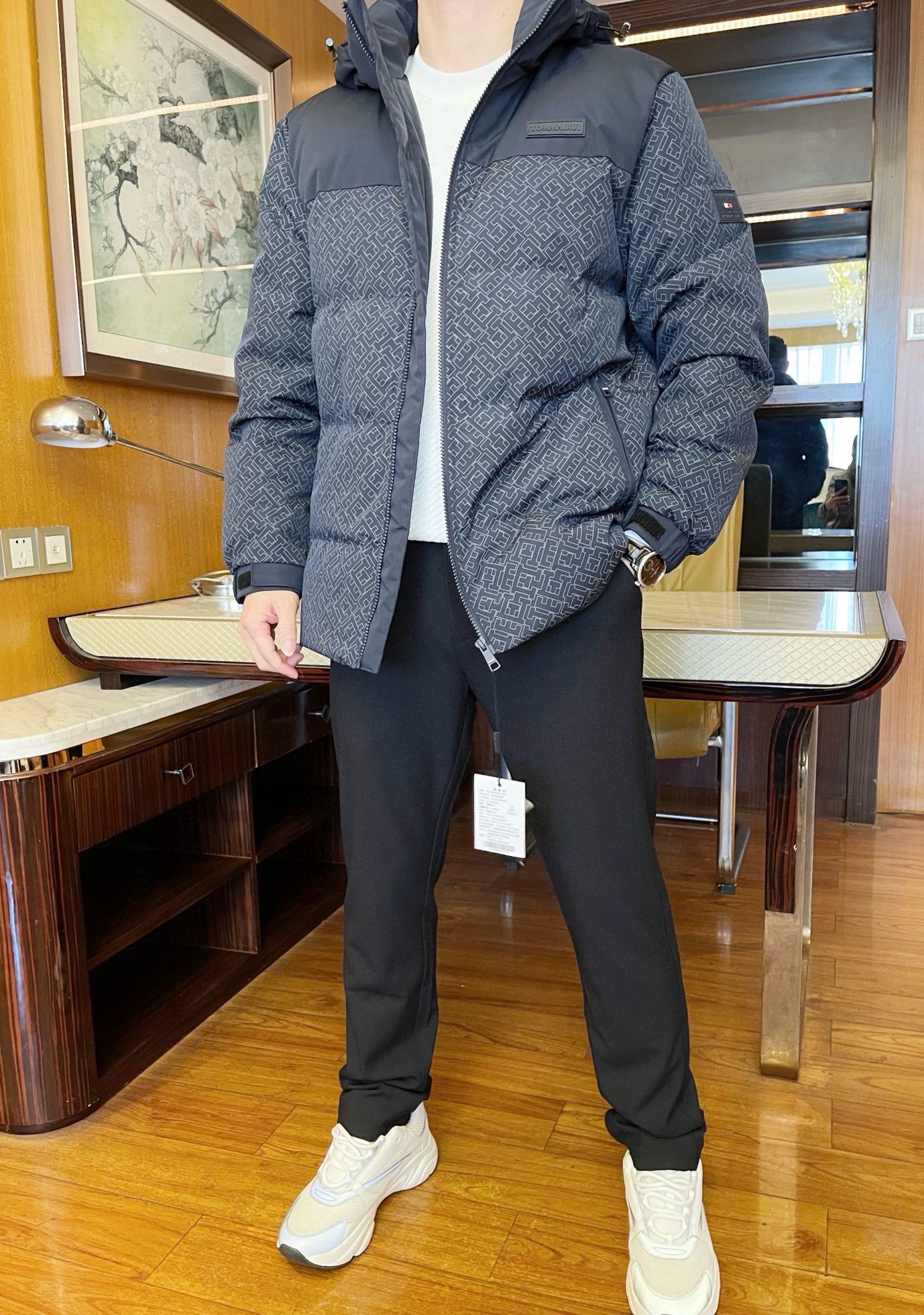 NO:613104,Tommy-2025 new down jacket!  The appearance and texture are both online, with dark color splicing and all-over printed geometric jacquards, breaking the dullness of traditional down jackets, with low-key design details; contrasting collars and brand logo embellishments, simplicity and a sense of luxury. It is fluffy and filled with velvet to lock in temperature and resist cold, and at the same time, the style is loose and not tight.  , slim and comfortable. Hood + adjustable cuffs, fully windproof; zipper opening and closing, easy to put on and take off, worry-free for daily commuting and going out on the street. Size: 48-56 (model 180/140 wears 50, comes with Hong Kong Lane Crawford gift box packaging),,down  jacket,hats,alexander wang19860909汤米-2025新款羽绒服！颜值质感双在线,深色系拼接+满印几何提花,打破传统羽绒服的沉闷感,低调又有设计细节；撞色领口+品牌标点缀,简约中自带高级感.蓬松充绒量锁温抗寒,同时版型宽松不压身,显瘦又舒适.连帽+可调节袖口,防风性拉满；拉链开合方便穿脱,日常通勤、出街都省心.码数:48-56(模特180/140穿50,配香港连卡佛礼盒包装),,down jacket,hats,alexander wang,Men's clothing