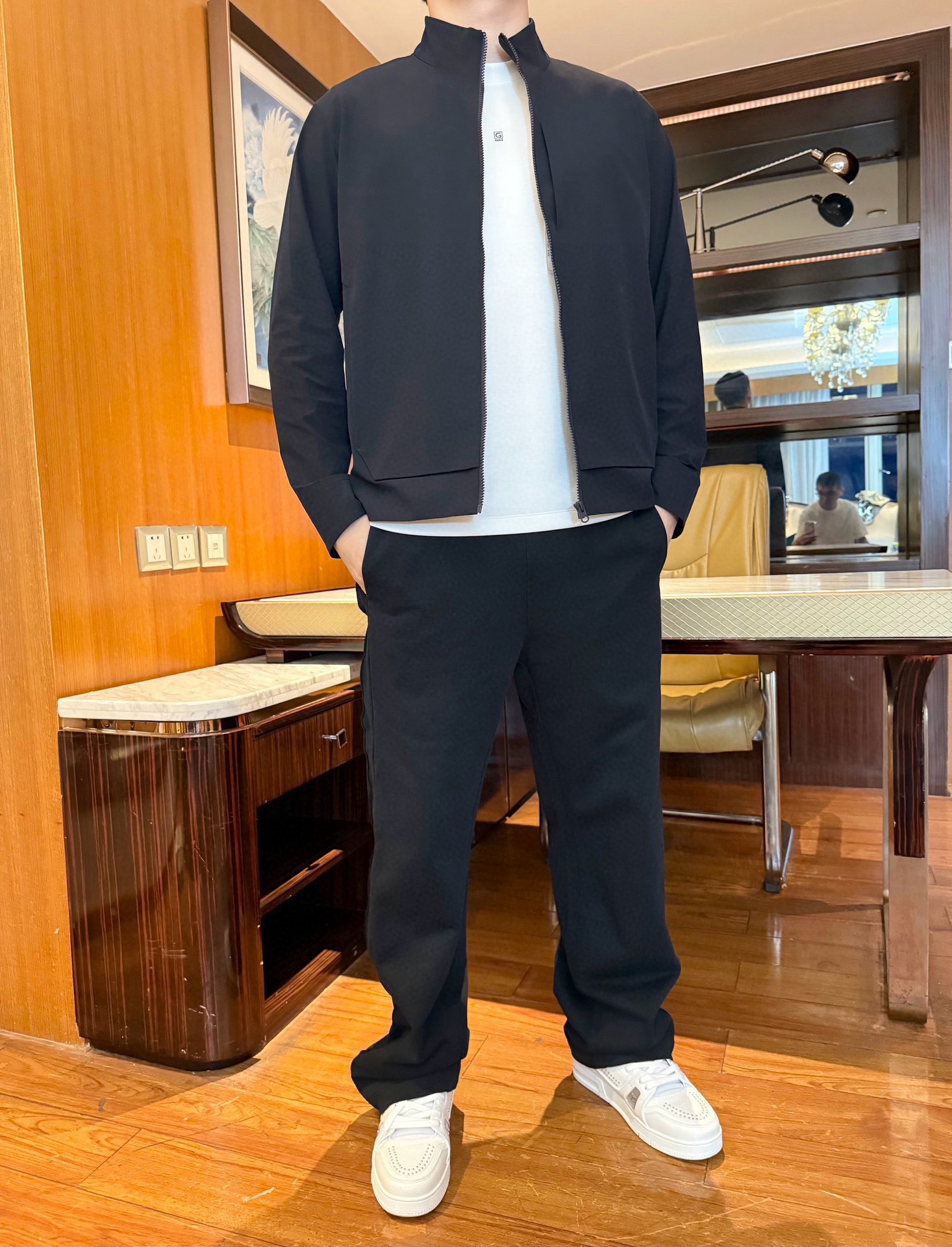 NO:613116,Gucci-2025’s most popular new thin cotton jacket is shipped from the counter, a hot-selling item in European and American counters!  Selected imported custom-made polyester fiber fabrics are matched with the latest designs, and the exquisite details bring minimalist fashion wear!  Slim-fitting tailoring does not pick on your figure, you deserve it. Size: 48-56 (model 180/140 wears 50, comes with Hong Kong Lane Crawford gift box packaging),, jackets & coats, alexander wang19860909古琦-2025专柜最爆新款薄棉外套出货 欧美专柜热销单品！精选进口定制聚酯纤维面料搭配最新的设计 ,细节精致细腻带来极简主义的时尚穿搭！修身的剪裁不挑身材,您值得拥有.码数:48-56（模特180/140穿50,配香港连卡佛礼盒包装）,,jackets & coats,alexander wang,Men's clothing