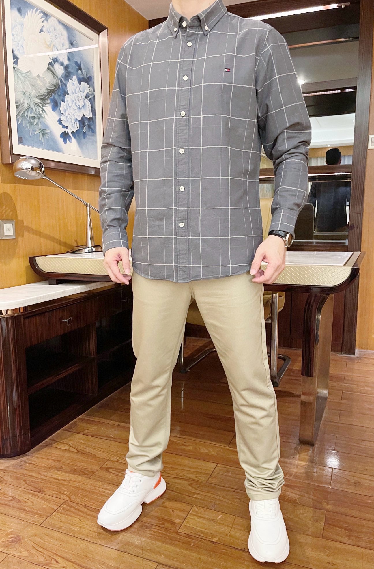 NO:613124,Tommy-2025 The latest hot-selling shirts are shipped from the counters. The best-selling items in European and American counters!  Selected cotton fabrics imported from Italy are paired with simple and elegant designs. The brand embroidery on the chest and the latest contrasting check pattern highlight the elegance of business and leisure products. Size 48-56 (model 180/140 wears size 50, comes with Hong Kong Lane Crawford gift box packaging),,alexander wang19860909汤米-2025专柜最新爆款衬衣出货 欧美专柜热销单品！精选意大利进口棉面料搭配简约大方的设计,胸前的品牌刺绣及最新撞色格纹彰显高雅 商务休闲精品.码数48-56（模特180/140穿50码,配香港连卡佛礼盒包装）,,alexander wang,Men's clothing