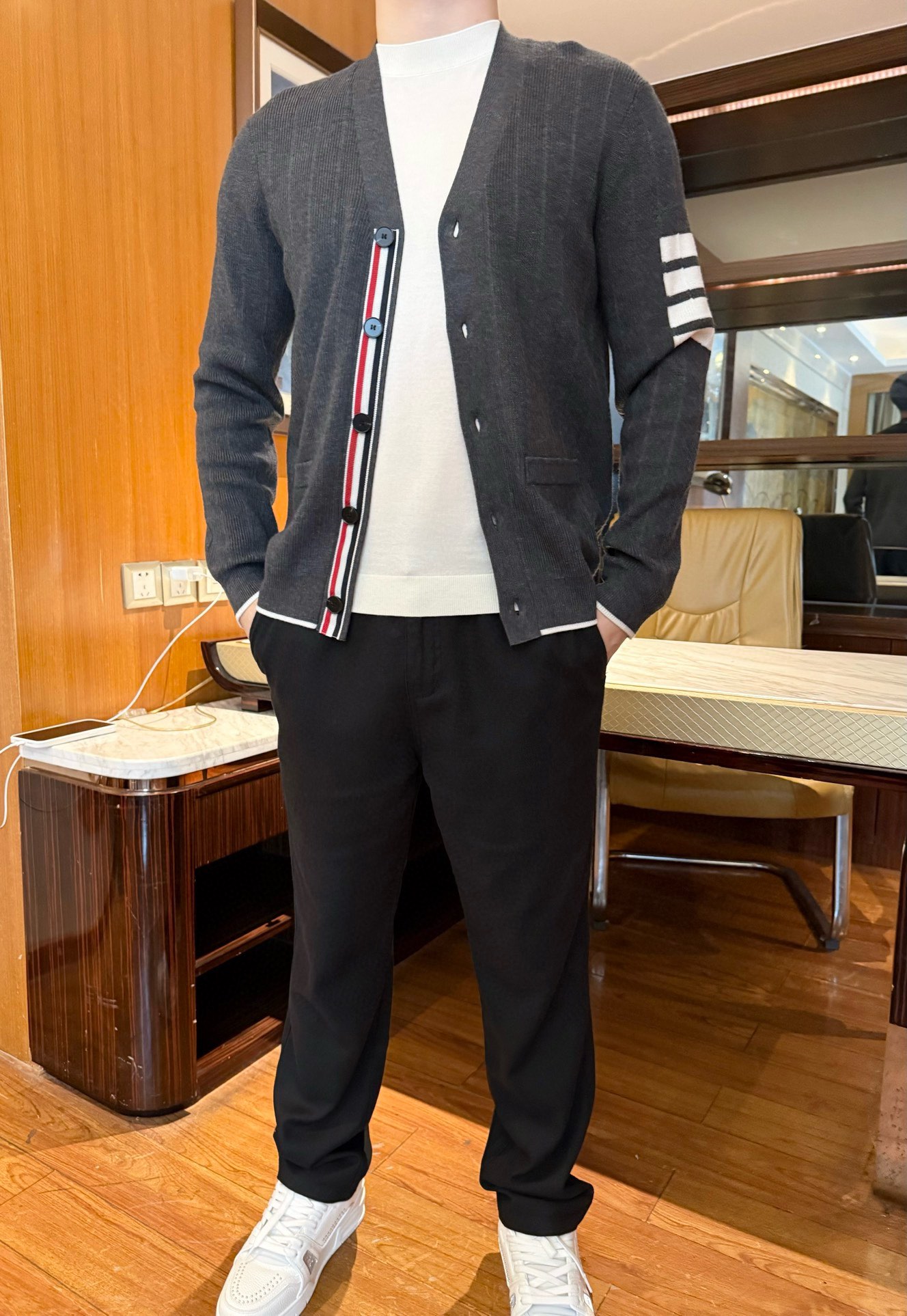 NO:613128,TB-2025 new sweater cardigan!  The classic four-stripe armband echoes the red, white and blue webbing elements on the placket, which is a highly recognizable design language in the fashion circle. The brand style is hidden in the simple gray tones, making it easy to create a light and luxurious style. Selected high-quality cotton and wool blended fabrics have fine texture and good elasticity.  It is skin-friendly and warm, comfortable and soft to wear, and has good breathability. It does not feel stuffy when worn in spring and autumn. The V-neck cardigan has a slim fit and is not bloated. It can be perfectly adapted to business, leisure or light social scenes, and can realize diverse switching of styles!  Size 48-56 (model 180/140 wears 50, with Hong Kong Lane Crawford gift box packaging),,sweaters,alexander wang19860909TB-2025新款毛衣开衫！经典四道杠袖标与门襟红白蓝织带元素相呼应,是时尚圈极具辨识度的设计语言,简约灰色调中暗藏品牌格调,轻松打造轻奢穿搭风格.精选优质棉羊毛混纺面料,纹理细腻且具有良好的亲肤性与保暖性,穿着舒适柔软,同时具备不错的透气性,春秋季节穿着毫无闷热感.V领开衫版型修身不臃肿,无论是商务、休闲还是轻社交场景都能完美适配,可实现风格的多元切换！码数48-56(模特180/140穿50,配香港连卡佛礼盒包装),,sweaters,alexander wang,Men's clothing