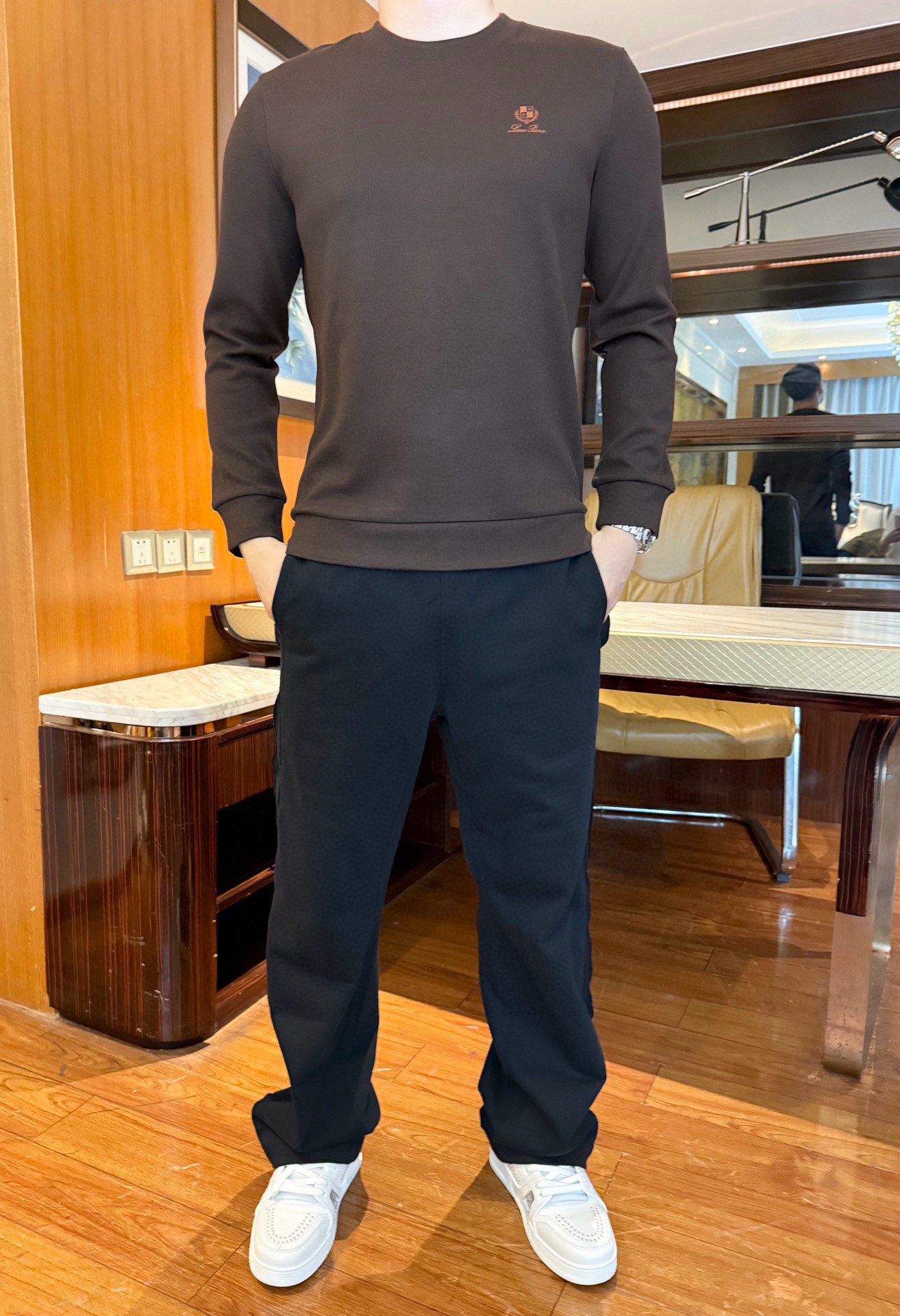 NO:613101,The latest popular sweater from LP-2025 counter is shipped, a hot-selling item in European and American counters!  Selected Italian imported Tencel wool regenerated fiber fabric, which is both warm and comfortable!  The craftsmanship adopts a round neck clean version with a small logo design, and the ultra-precision knitting method shows the quality!  The details are exquisite and the upper body effect is excellent!  Size 48-56 (model 180/140 wears 50, with Hong Kong Lane Crawford gift box packaging), loro piana, sweaters, alexander wang19860909LP-2025专柜最新爆款毛衣出货 欧美专柜热销单品！精选意大利进口天丝羊毛再生纤维面料,既保暖又舒适！工艺上采用圆领净版小logo设计,超精密针织法尽显品质！细节精湛上身效果极佳！尺码48-56（模特180/140穿50,配香港连卡佛礼盒包装）,,loro piana,sweaters,alexander wang,Men's clothing