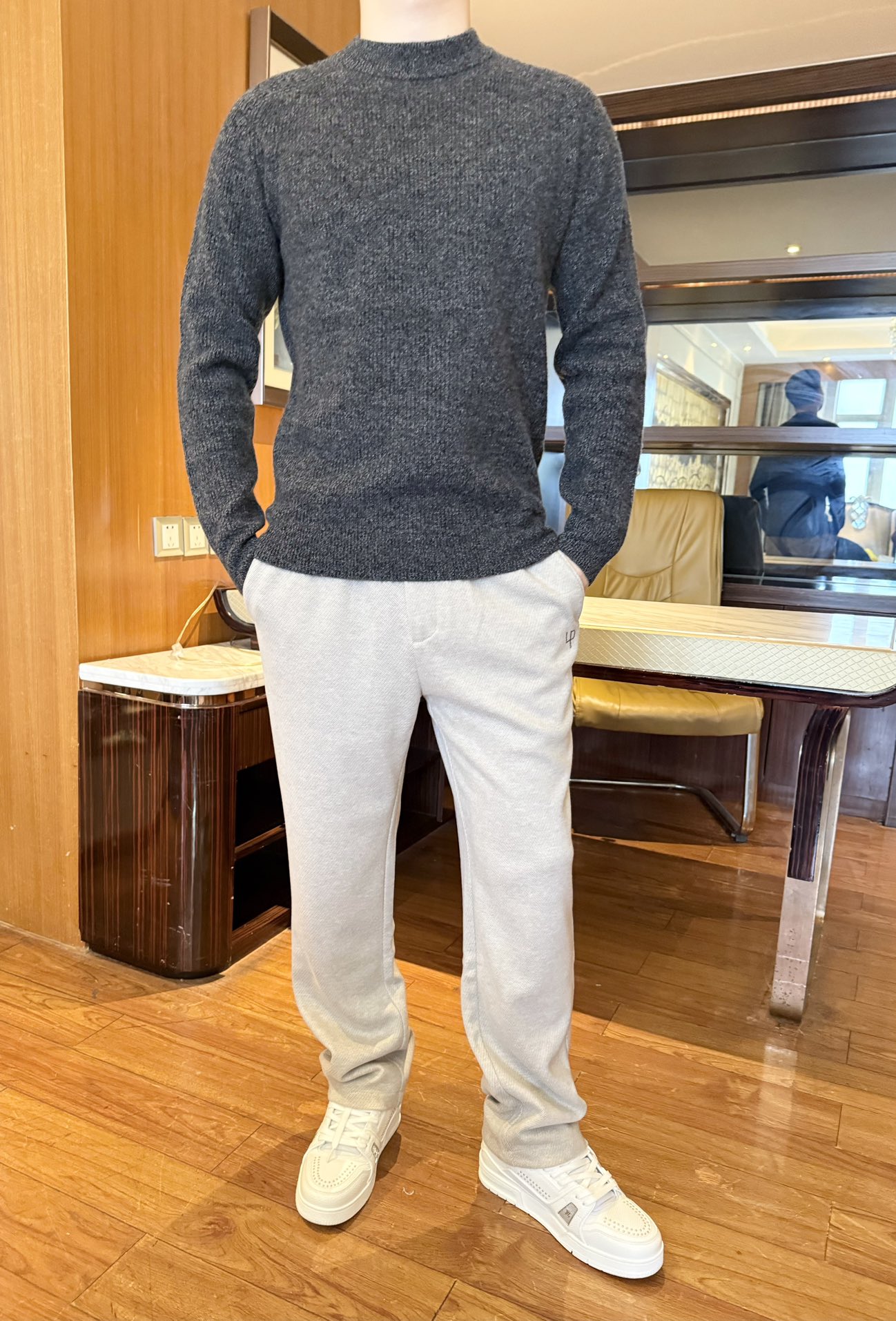 NO:613105,LP-2025 new sweater!  The cashmere fabric of 90% cotton and 10% wool has a matte texture, feels soft and skin-friendly, and is not irritating when worn close to the body. The half-high collar design can protect the neck and keep warm without feeling restrictive, making it very comfortable to wear in autumn and winter. The variegated texture has a sense of layering, and the slim fit is not tight. It can be worn alone to show off your figure, or can be tucked into a jacket as an inner layer without being bulky. The gray apricot tone is not picky, and it is easy to switch between daily and casual styles!  Size: 48-56 (model 180/140 wears 50, with Hong Kong Lane Crawford gift box packaging), loro piana, jackets & coats, sweaters, alexander wang19860909LP-2025新款毛衣！90棉羊毛10的山羊绒面料自带雾面质感,触感软糯亲肤,贴身穿不扎人；半高领设计既能护住脖颈保暖,又不会有束缚感,秋冬穿舒适度拉满~杂色纹理自带层次感,修身不紧绷的版型,既能单穿显身形,也能当内搭塞进外套里不臃肿.灰杏调不挑风格,轻松切换日常/轻熟风格！码数:48-56(模特180/140穿50,配香港连卡佛礼盒包装),,loro piana,jackets & coats,sweaters,alexander wang,Men's clothing