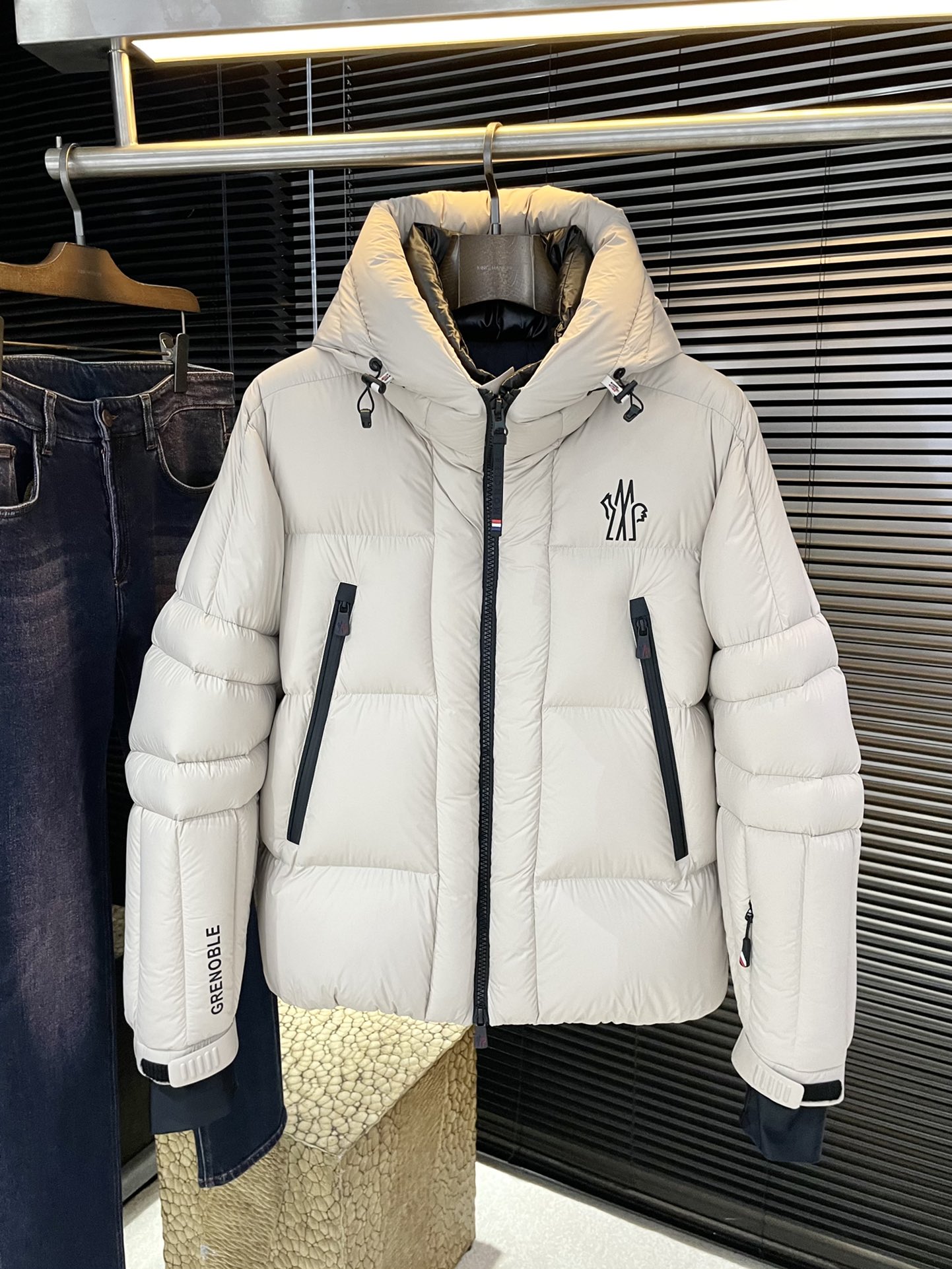 NO:613255,P Monch (Mengjia) 2025 winter clothing series creates a handsome man and highlights his masculine temperament. Simple and fashionable commuter down jacket. Top imported waterproof material fabric. The texture is very soft and comfortable against the skin. Delicate and smooth texture. Super good fit. The upper body is super stylish and handsome. The down jacket feels like it is wrapped with a top-notch duvet. It is warm and comfortable. The version is a simple design with three-dimensional cutting. It simply adds points to the whole dress. The whole piece is warm and fluffy.  National standard 90 white duck down filling has good resilience and can rebound immediately after compression. It is very light, delicate and soft. The better the down, the lighter it is, but the fluffy and fluffy ones are fluffy and light. The upper body is warm and stylish without feeling heavy. It is very wearable and does not look bloated. It can well prevent cold wind invasion!  The first choice for high quality. Compare the details and fabrics. You will know what grade of goods we sell!  Size 1 2 3 4 5,,down jacket,alexander wang19860909P  Monch（蒙家）2025冬装系列 打造帅气型男 彰显男士气质 简约时尚通勤羽绒服 顶级进口防水材料面料 质感很轻柔 贴肤都舒适 细腻顺滑质感 超级好版型 上身超级有型的帅气 羽绒服就感觉包裹了一层顶级的羽绒被 温暖而舒适 版型是立体裁剪的设计简约款 简直给整件衣服加分,整件保暖蓬松度高 国标90白鸭绒填充 回弹力好 压缩后能马上立马回弹起来 非常轻盈 细腻柔软 越好的绒是越轻 但是体积蓬松越大的 蓬松轻盈 上身保暖有型 又不会有负重感 实穿性非常强 不显臃肿 可以很好的防止寒风侵袭！高品质首选 大家到时比一比细节 面料 做你就知道我们卖的是什么级别的货色了！尺码 1 2 3 4 5,,down jacket,alexander wang,Men's clothing