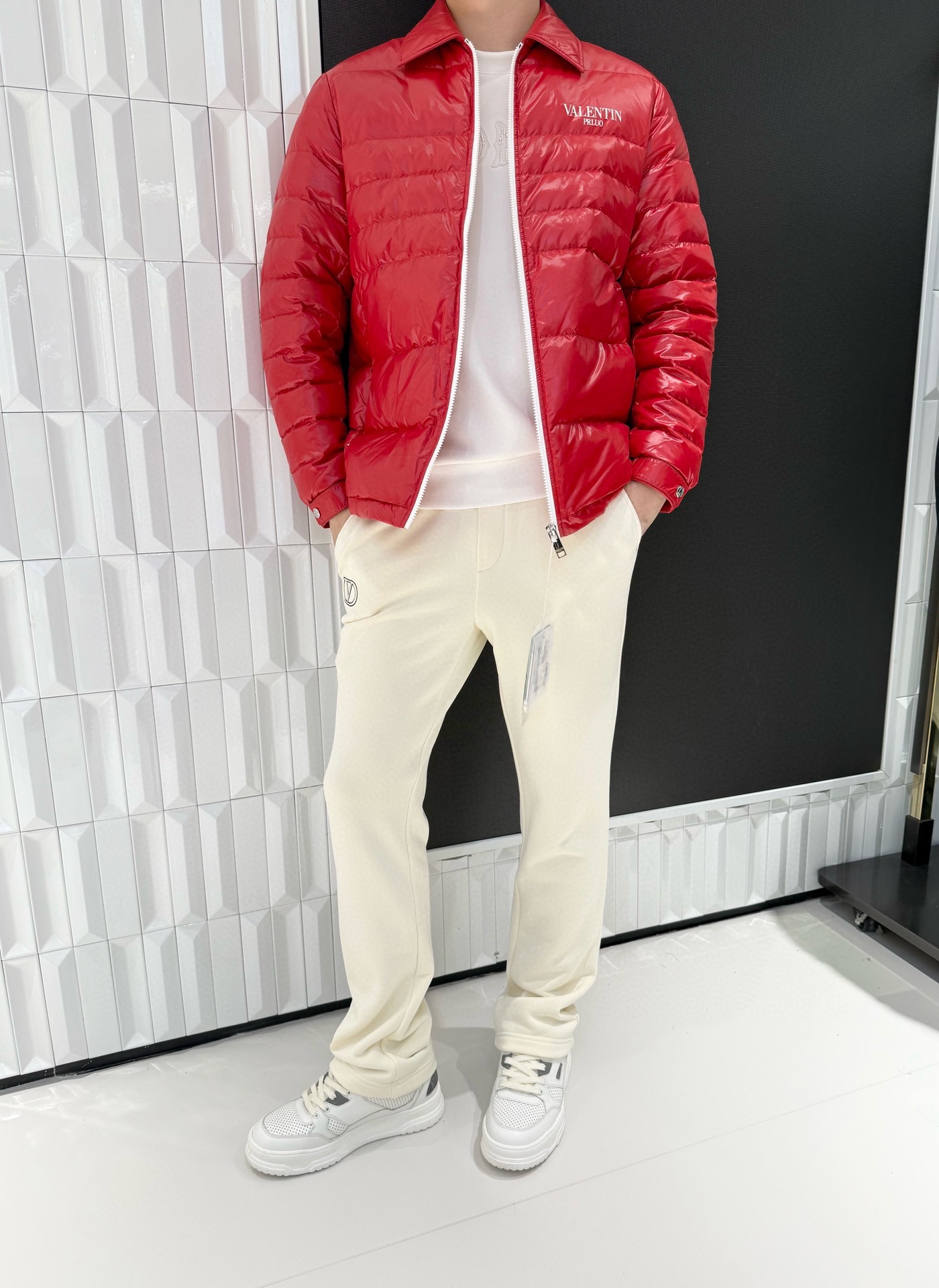 NO:613062,Valentino-2025 high-end new down jacket!  It adopts a glossy red lapel style, which is very visually impactful. The brand letter printing is embellished on the chest to enhance brand recognition; the neat zipper opening and closing design is not only convenient to put on and take off, but also enhances the overall sense of neatness. The high-density glossy windproof fabric is selected, the surface is smooth and wear-resistant, and can effectively resist the cold wind; the inner  The top is filled with high-quality down, which has high fluffiness and strong warmth retention. It is also light and weightless, allowing you to move freely even in cold winters. The exquisite button design on the cuffs can be flexibly adjusted to further lock in warmth; the lapel shape has both business and casual temperament, making the down jacket get rid of the 'bloated feeling' and make it more capable and fashionable!  Size: 48-56 (model 180/140 wears 50, with Hong Kong Lane Crawford gift box packaging), valentino, down jacket, alexander wang19860909华伦天奴-2025高端新款羽绒服！采用亮面红色的翻领版型,视觉上极具冲击力,品牌字母印花点缀胸前,提升品牌辨识度；利落的拉链开合设计,既方便穿脱,又强化了整体的利落感.甄选高密亮面防风面料,表层光滑耐磨,能有效抵御寒风侵袭；内部填充优质羽绒,蓬松度高、保暖性强,同时保持轻便无负重感,寒冬也能自在活动.袖口精致纽扣设计,可灵活调节松紧,进一步锁住温暖；翻领造型兼具商务与休闲气质,让羽绒服摆脱“臃肿感”,更显干练时尚！码数:48-56(模特180/140穿50,配香港连卡佛礼盒包装),,valentino,down jacket,alexander wang,Men's clothing