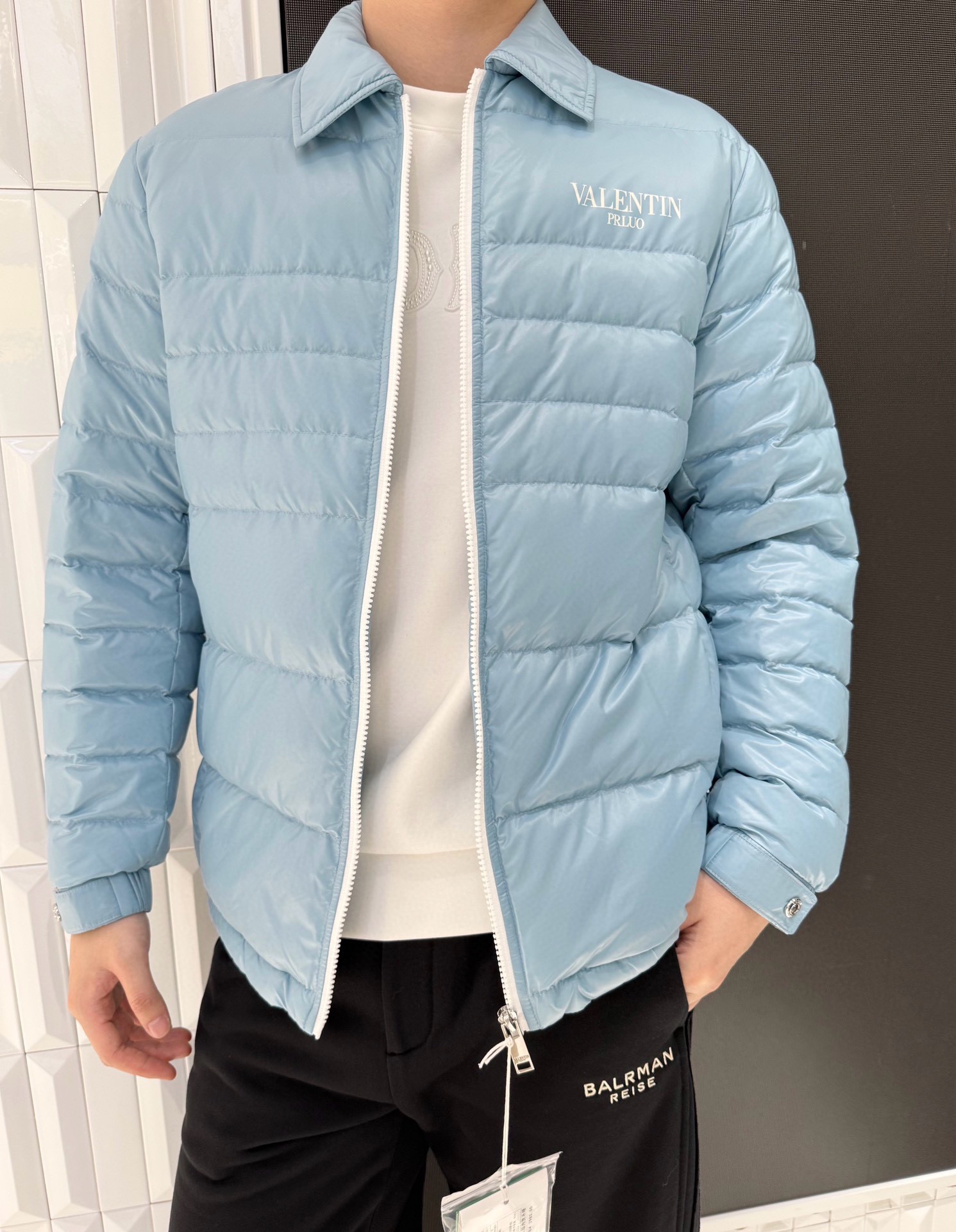 NO:613066,Valentino-2025 high-end new down jacket!  It adopts a bright sky blue lapel style, which is very visually impactful. The brand letter printing is embellished on the chest to enhance brand recognition; the neat zipper opening and closing design is not only easy to put on and take off, but also enhances the overall sense of neatness. The high-density glossy windproof fabric is selected, the surface is smooth and wear-resistant, and can effectively resist the cold wind;  The interior is filled with high-quality down, which has high fluffiness and strong warmth retention. At the same time, it remains light and weightless, allowing you to move freely even in cold winters. The exquisite button design on the cuffs can be flexibly adjusted to further lock in warmth; the lapel shape has both business and leisure temperament, making the down jacket get rid of the 'bloated feeling' and make it more capable and fashionable!  Size: 48-56 (model 180/140 wears 50, with Hong Kong Lane Crawford gift box packaging), valentino, down jacket, alexander wang19860909华伦天奴-2025高端新款羽绒服！采用亮面天蓝色的翻领版型,视觉上极具冲击力,品牌字母印花点缀胸前,提升品牌辨识度；利落的拉链开合设计,既方便穿脱,又强化了整体的利落感.甄选高密亮面防风面料,表层光滑耐磨,能有效抵御寒风侵袭；内部填充优质羽绒,蓬松度高、保暖性强,同时保持轻便无负重感,寒冬也能自在活动.袖口精致纽扣设计,可灵活调节松紧,进一步锁住温暖；翻领造型兼具商务与休闲气质,让羽绒服摆脱“臃肿感”,更显干练时尚！码数:48-56(模特180/140穿50,配香港连卡佛礼盒包装),,valentino,down jacket,alexander wang,Men's clothing