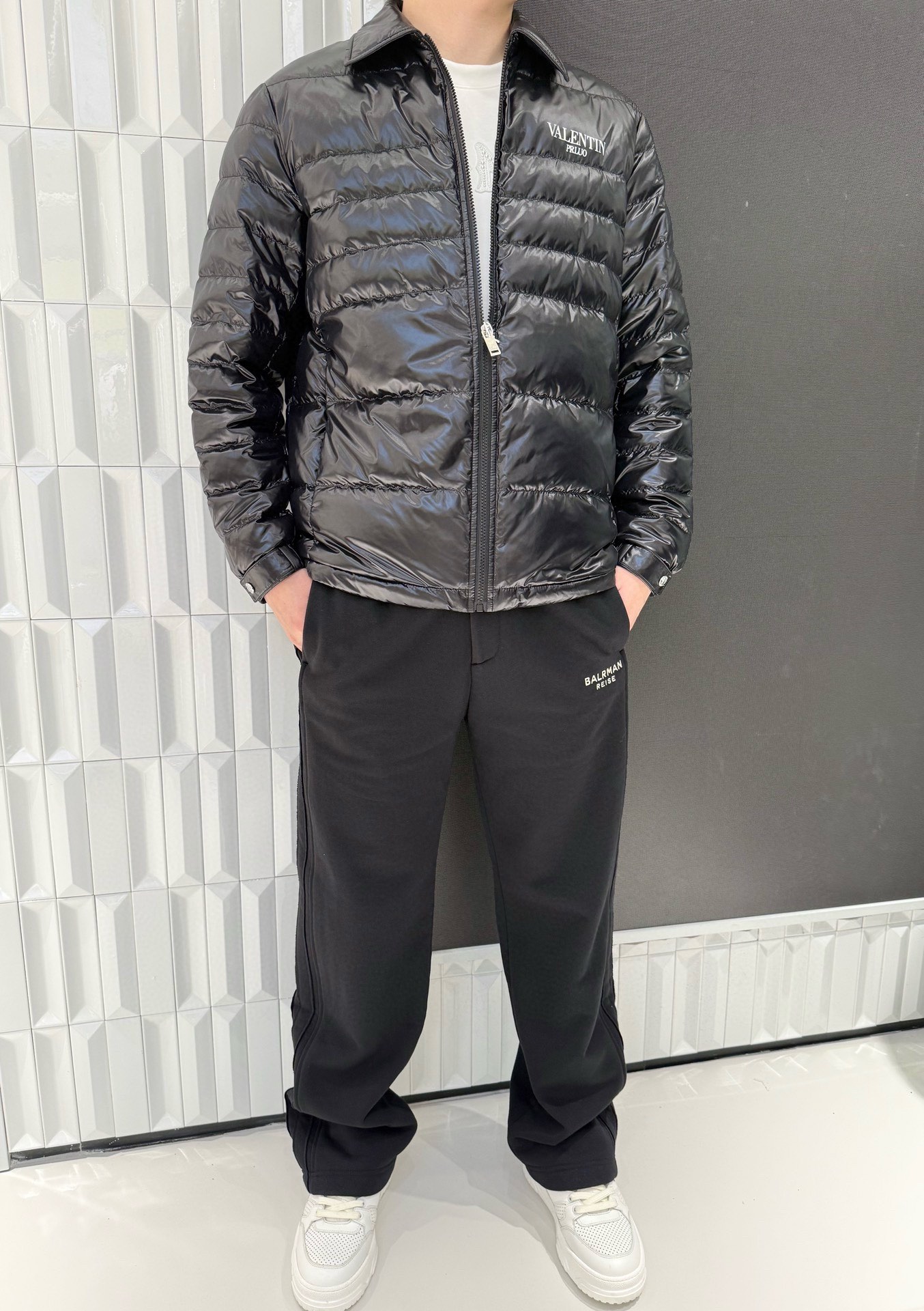 NO:613070,Valentino-2025 high-end new down jacket!  It adopts a glossy black lapel style, which is very visually impactful. The brand letter printing is embellished on the chest to enhance brand recognition; the neat zipper opening and closing design is not only convenient to put on and take off, but also enhances the overall sense of neatness. The high-density glossy windproof fabric is selected, the surface is smooth and wear-resistant, and can effectively resist the cold wind; the inner  The top is filled with high-quality down, which has high fluffiness and strong warmth retention. It is also light and weightless, allowing you to move freely even in cold winters. The exquisite button design on the cuffs can be flexibly adjusted to further lock in warmth; the lapel shape has both business and casual temperament, making the down jacket get rid of the 'bloated feeling' and make it more capable and fashionable!  Size: 48-56 (model 180/140 wears 50, with Hong Kong Lane Crawford gift box packaging), valentino, down jacket, alexander wang19860909华伦天奴-2025高端新款羽绒服！采用亮面黑色的翻领版型,视觉上极具冲击力,品牌字母印花点缀胸前,提升品牌辨识度；利落的拉链开合设计,既方便穿脱,又强化了整体的利落感.甄选高密亮面防风面料,表层光滑耐磨,能有效抵御寒风侵袭；内部填充优质羽绒,蓬松度高、保暖性强,同时保持轻便无负重感,寒冬也能自在活动.袖口精致纽扣设计,可灵活调节松紧,进一步锁住温暖；翻领造型兼具商务与休闲气质,让羽绒服摆脱“臃肿感”,更显干练时尚！码数:48-56(模特180/140穿50,配香港连卡佛礼盒包装),,valentino,down jacket,alexander wang,Men's clothing