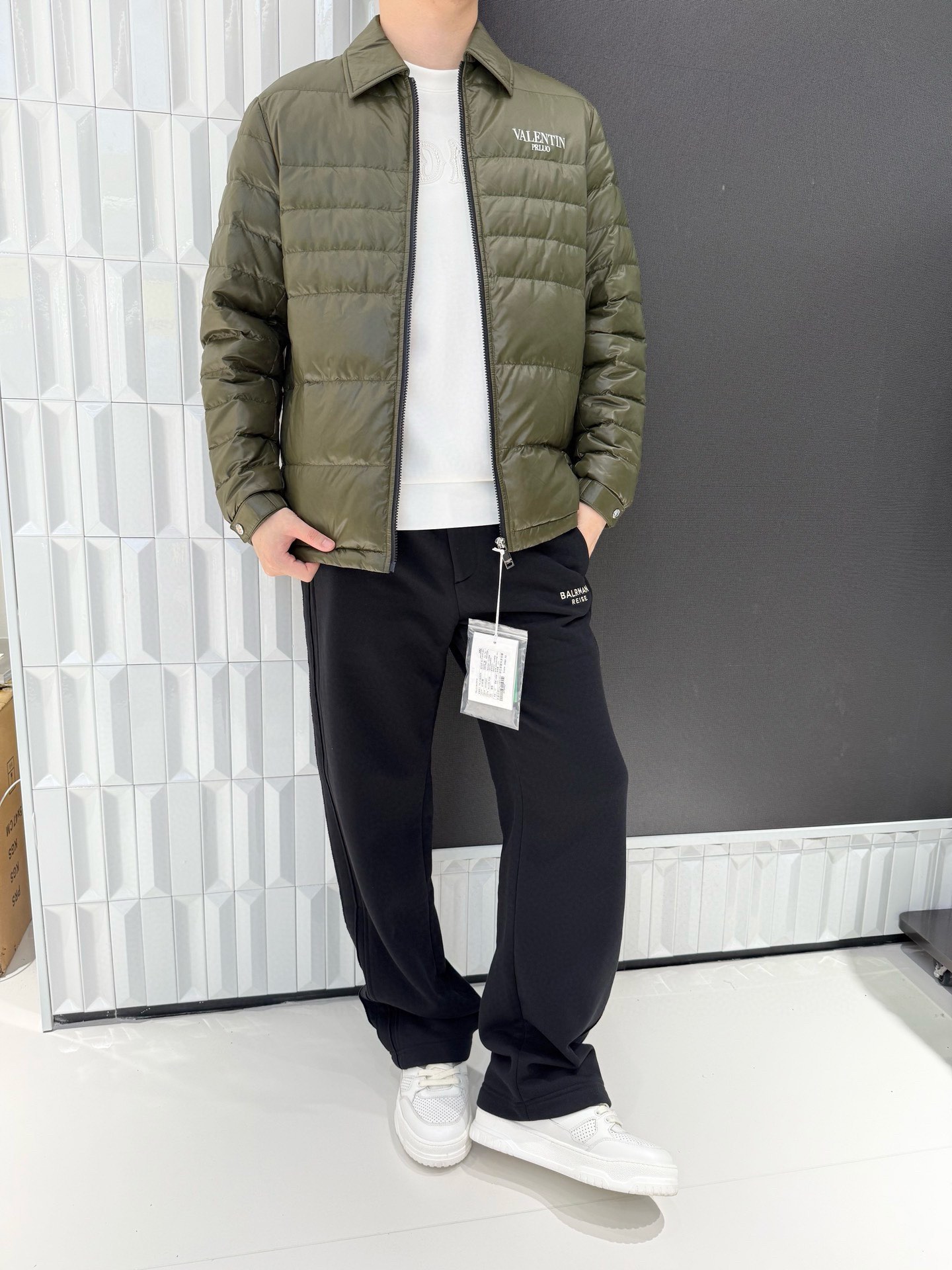 NO:613074,Valentino-2025 high-end new down jacket!  It adopts a glossy green lapel style, which is very visually impactful. The brand letter printing is embellished on the chest to enhance brand recognition; the neat zipper opening and closing design is not only convenient to put on and take off, but also enhances the overall sense of neatness. The high-density glossy windproof fabric is selected, the surface is smooth and wear-resistant, and can effectively resist the cold wind; the inner  The top is filled with high-quality down, which has high fluffiness and strong warmth retention. It is also light and weightless, allowing you to move freely even in cold winters. The exquisite button design on the cuffs can be flexibly adjusted to further lock in warmth; the lapel shape has both business and casual temperament, making the down jacket get rid of the 'bloated feeling' and make it more capable and fashionable!  Size: 48-56 (model 180/140 wears 50, with Hong Kong Lane Crawford gift box packaging), valentino, down jacket, alexander wang19860909华伦天奴-2025高端新款羽绒服！采用亮面绿色的翻领版型,视觉上极具冲击力,品牌字母印花点缀胸前,提升品牌辨识度；利落的拉链开合设计,既方便穿脱,又强化了整体的利落感.甄选高密亮面防风面料,表层光滑耐磨,能有效抵御寒风侵袭；内部填充优质羽绒,蓬松度高、保暖性强,同时保持轻便无负重感,寒冬也能自在活动.袖口精致纽扣设计,可灵活调节松紧,进一步锁住温暖；翻领造型兼具商务与休闲气质,让羽绒服摆脱“臃肿感”,更显干练时尚！码数:48-56(模特180/140穿50,配香港连卡佛礼盒包装),,valentino,down jacket,alexander wang,Men's clothing