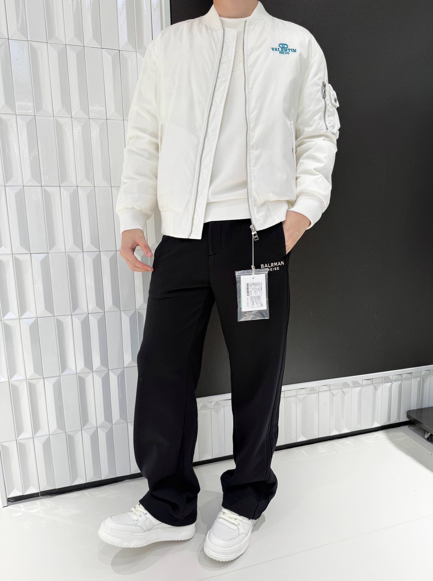 NO:613078,Valentino-2025 high-end new down jacket!  The classic baseball collar style is neat and has a retro trend; the zipper pocket design on the left arm adds workwear-style details, which is both practical and stylish; the brand blue logo embroidery on the chest enhances brand recognition and breaks the pure white monotony. High-density windproof fabric is selected, the surface is smooth and wear-resistant, and it effectively blocks the cold wind; the interior is filled with high-quality down, which has excellent warmth retention and is lightweight and pressure-free, making it easy to wear  There are no restrictions on movement during the day, and you can stay comfortable even in the cold winter. The ribbed neckline, cuffs and hem fit the body closely and further lock in warmth; the two-way smooth zipper design makes it easy to put on and take off, taking into account both leisure and practical needs. Size: 48-56 (model 180/140 wears 50, comes with Hong Kong Lane Crawford gift box packaging),, valentino, down  jacket,alexander wang19860909华伦天奴-2025高端新款羽绒服！经典棒球领版型,利落又具复古潮流感；左臂拉链口袋设计,增添工装风细节,实用性与造型感兼备；胸前品牌蓝标刺绣,提升品牌辨识度,打破纯白单调感.甄选高密度防风面料,表层光滑耐磨,有效阻隔寒风；内里填充优质羽绒,保暖性优异且轻盈无压,穿着时活动不受限,寒冬也能保持自在状态.罗纹领口、袖口及下摆,紧密贴合身体,进一步锁住温暖；双向顺滑拉链设计,穿脱便捷,兼顾休闲与实用需求.码数:48-56(模特180/140穿50,配香港连卡佛礼盒包装),,valentino,down jacket,alexander wang,Men's clothing