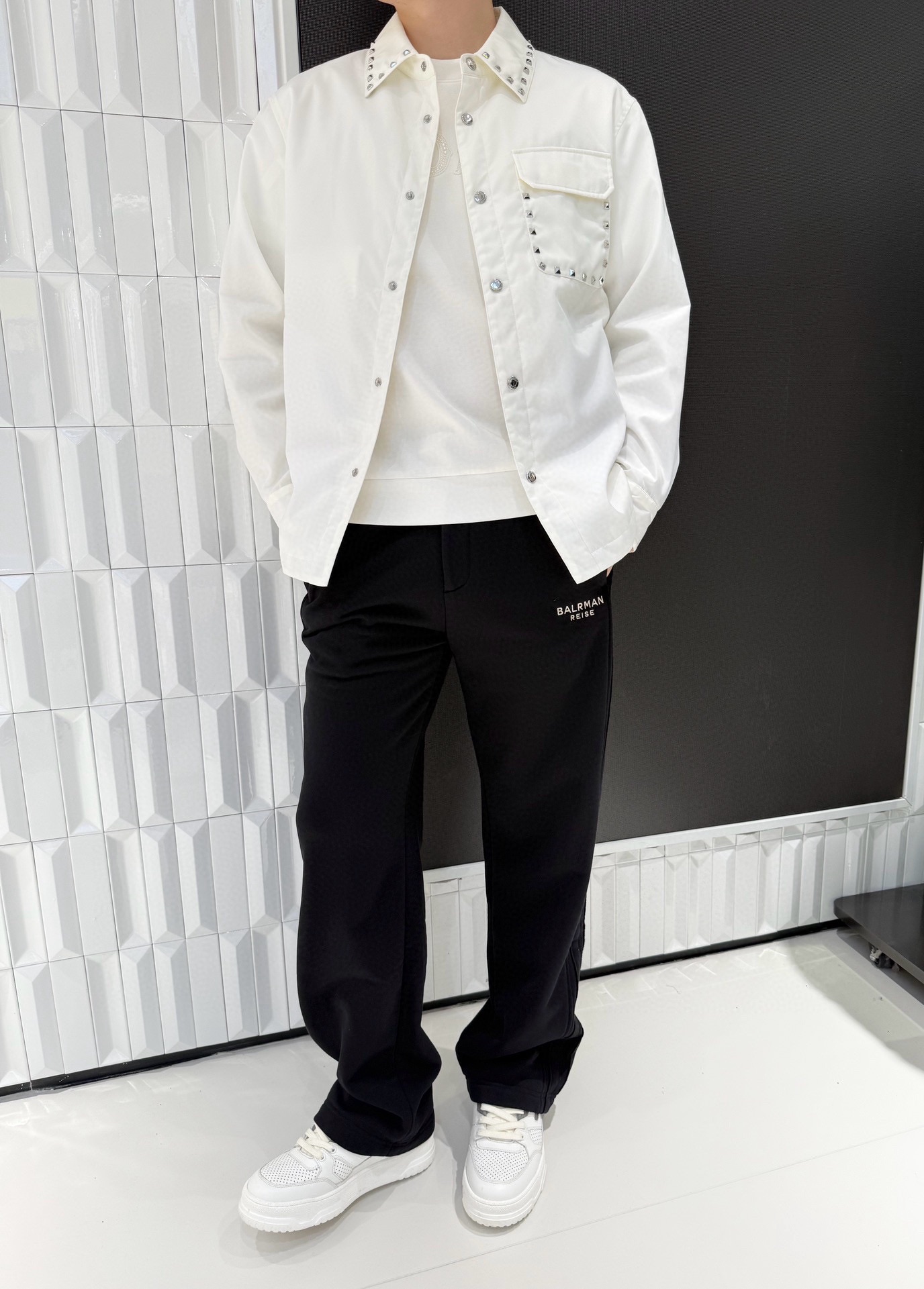 NO:613082,Valentino-2025 high-end new quilted jacket!  Based on a simple shirt-style silhouette, the collar and chest pockets are embellished with metal rivet elements, breaking the pure white monotony and instantly enhancing the individuality of the look. The button placket is combined with neat tailoring, giving it a casual and niche temperament. The high-density fabric is selected with smooth texture, feels crisp and drape well, is not easy to wrinkle when worn in daily wear, and can maintain a clean and neat appearance for a long time. It also has good  Good breathability, no stuffiness when worn in spring and autumn. The rivet decoration is strong and not easy to fall off, which not only strengthens the visual memory point, but also highlights the uninhibited style; the shirt-style collar can be flexibly matched with inner wear, and can be worn alone or layered to create rich layers. Size: 48-56 (model 180/140 wears 50, with Hong Kong Lane Crawford gift box packaging), valentino, jackets  & coats,shirts,alexander wang19860909华伦天奴-2025高端新款夹棉外套！以简约衬衫式廓形为基底,领口与胸前口袋处点缀金属铆钉元素,打破纯白单调感,瞬间提升造型的个性张力；纽扣门襟与利落剪裁结合,兼具休闲随性与小众潮流气质.甄选质感顺滑的高密面料,触感挺括且垂坠感佳,日常穿着不易皱,能长久保持整洁利落的外观,同时具备良好的透气性,春秋季节穿着无闷热感.铆钉装饰牢固不易脱落,既强化视觉记忆点,又彰显不羁风格；衬衫式领口可灵活搭配内搭,单穿或叠穿都能营造丰富层次.码数:48-56(模特180/140穿50,配香港连卡佛礼盒包装),,valentino,jackets & coats,shirts,alexander wang,Men's clothing