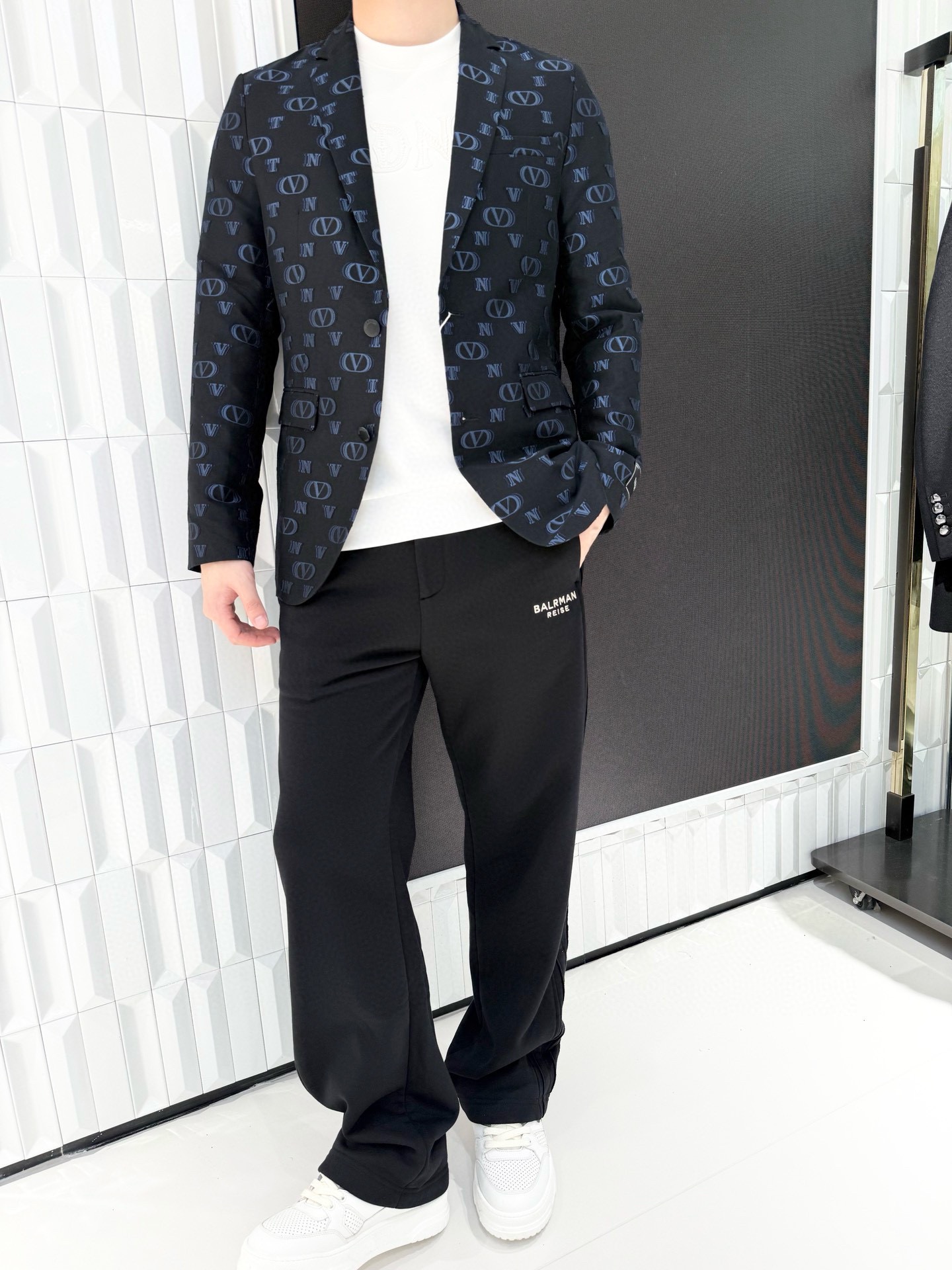 NO:613087,Valentino-2025 new high-end singles!  Breaking the monotony of traditional suits, the all-over blue letter print gives a strong visual identity, combining light luxury texture and trendy attitude; the single-breasted suit retains a neat and business-like feel, but weakens the sense of seriousness through printing elements, achieving a style fusion of 'light business + trendy leisure'. Select fabrics that are crisp and drape well  , which not only ensures the three-dimensional silhouette of the suit, is not easy to wrinkle when worn, but also has good breathability, making it comfortable and stress-free to wear alone or layered in spring and autumn. The classic suit lapel and pocket design continue the practicality of formal wear; the letter printing is exquisite and clear, highlighting the brand's tone, making daily wear easy to escape the 'passerby feel'.  Size: 48-56 (model 180/140 wears 50, with Hong Kong Lane Crawford gift box packaging), valentino, business suit, alexander wang19860909华伦天奴-2025新款高端单西！打破传统西装的单调感,满幅蓝色字母印花赋予强烈视觉标识,兼具轻奢质感与潮流态度；单排扣西装版型保留商务利落感,又通过印花元素弱化严肃感,实现“轻商务+潮休闲”的风格融合.甄选挺括且垂坠感佳的面料,既保证西装的立体廓形,穿着时不易褶皱,又具备良好的透气性,春秋季节单穿或叠穿都舒适无压.经典西装翻领与口袋设计,延续正装的实用性；字母印花精致清晰,彰显品牌调性,让日常穿搭轻松跳出“路人感”. 码数:48-56(模特180/140穿50,配香港连卡佛礼盒包装),,valentino,business suit,alexander wang,Men's clothing