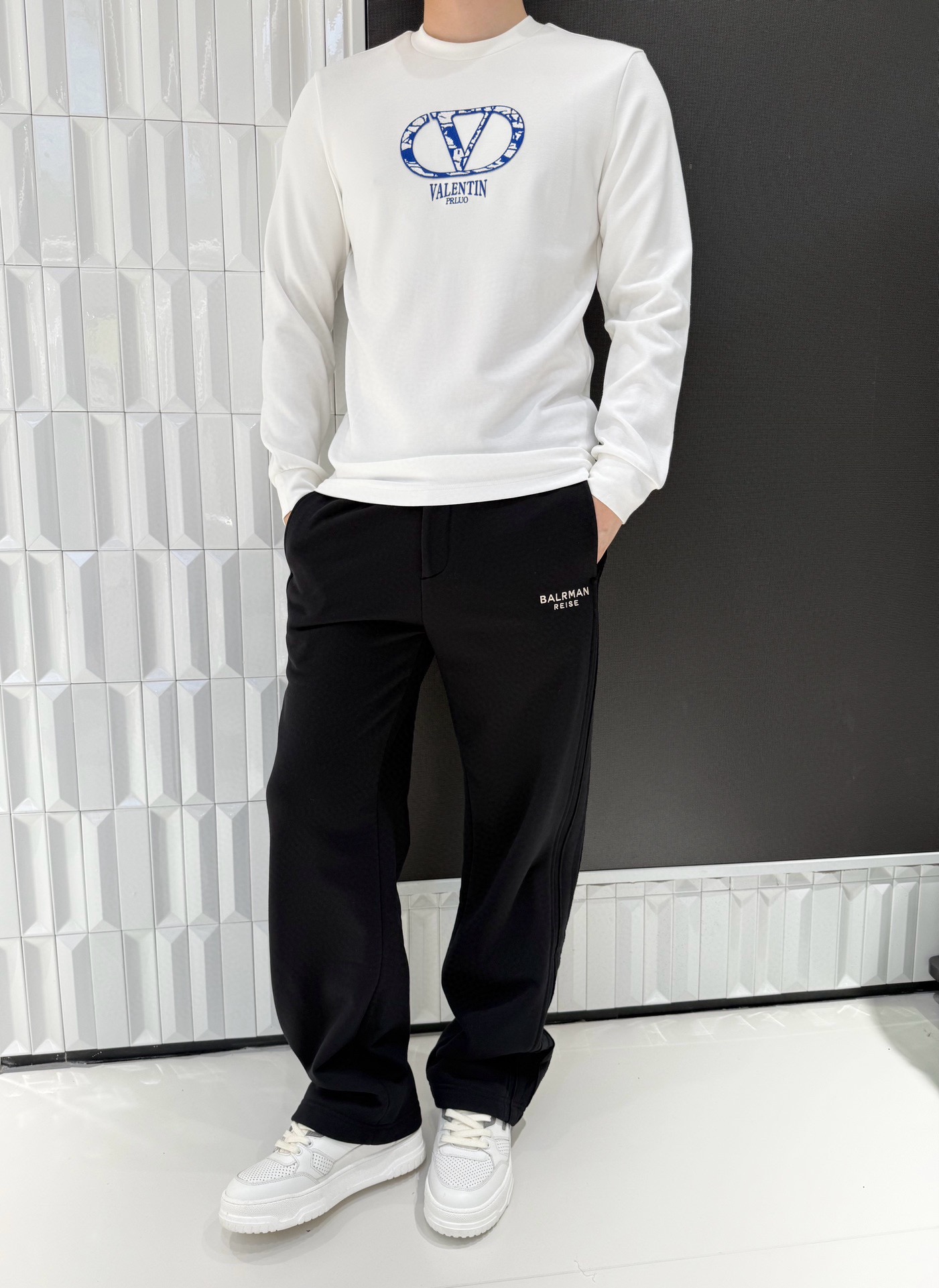 NO:613092,Valentino-2025 high-end new sweatshirt!  It is based on pure white and incorporates the brand's iconic large logo embroidery with blue and white texture on the chest. It has strong visual impact and is highly recognizable. The simple version and exquisite embroidery form a contrast, easily creating a light and luxurious trend atmosphere. The soft and skin-friendly high-count cotton fabric is selected, with a delicate and smooth touch, excellent breathability, and no stuffiness when worn close to the body. The fabric has good drape and anti-wrinkle properties, is easy to take care of for daily wear, and will not be easily deformed after long-term wear.  The classic round neck design is suitable for all kinds of inner and outer wear needs, and the long-sleeved cut can provide just the right warmth in spring and autumn; the embroidery process is exquisite and firm, not easy to fall off after washing, and maintains the visual texture for a long time. Size: 48-56 (model 180/140 wears 50, with Hong Kong Lane Crawford gift box packaging), valentino, hoodie, sweatshirts, alexander  wang19860909华伦天奴-2025高端新款卫衣！以纯净白色为基底,胸前融入蓝白纹理的品牌标志性大Logo刺绣,视觉冲击力强且辨识度极高,简约版型与精致刺绣形成反差感,轻松打造轻奢潮流氛围.甄选柔软亲肤的高支棉面料,触感细腻顺滑,透气性优异,贴身穿着无闷热感；面料兼具良好的垂坠感与抗皱性,日常穿搭易打理,久穿不易变形.经典圆领设计适配各类内搭外穿需求,长袖剪裁在春秋季节能提供恰到好处的保暖性；刺绣工艺精致牢固,水洗后不易脱落,长久保持视觉质感.码数:48-56(模特180/140穿50,配香港连卡佛礼盒包装),,valentino,hoodie,sweatshirts,alexander wang,Men's clothing