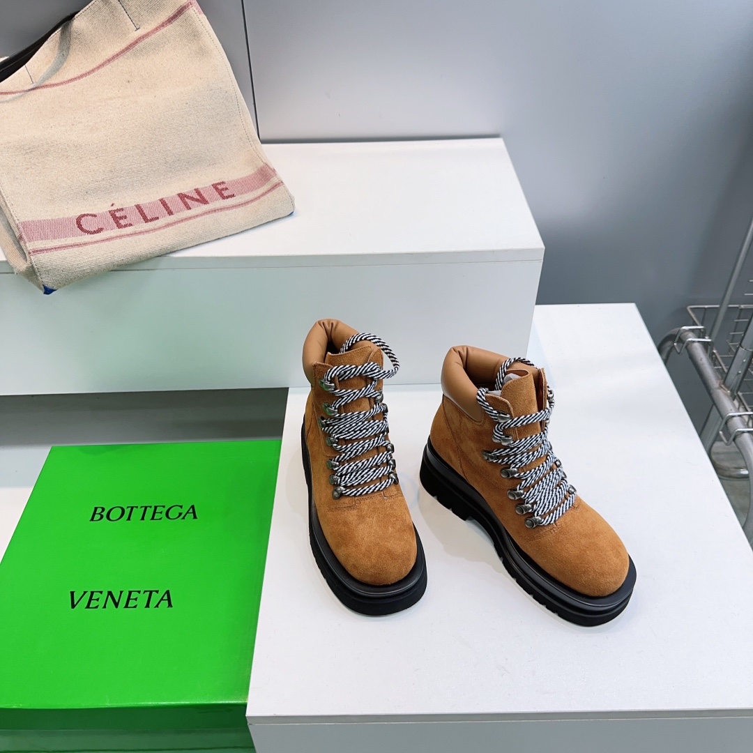 NO:627997,High quality!  Top quality Bottega Veneta 25ss autumn and winter new bv thick-soled short boots that can't be beaten Martin boots bumblebee short boots!  Wall Crack recommends thick-soled Martin boots. They are really full of cool style. Casual and handsome, don’t love them too much. Perfect for autumn and winter. The upper is imported cow suede. The lining is imported sheepskin. The original molded rubber outsole. Size: 35-41 (40 and 41 are customized and non-refundable). Comes with original packaging, boots, bottega veneta, bottega veneta, boots, sheepskin.19860909高品质！顶级品质Bottega Veneta 25ss秋冬bv新品厚底短靴踢不烂马丁靴大黄蜂短靴！ 墙裂推荐 厚底马丁靴 真的满满的酷酷风 休闲又帅气不要太爱 秋冬绝搭 鞋面进口牛反绒 内里垫脚进口羊皮 原版开模橡胶大底 码数:35-41（40 41定做不退换） 配原版包装,靴子,bottega veneta,bottega veneta,boots,sheepskin,Women's Shoes