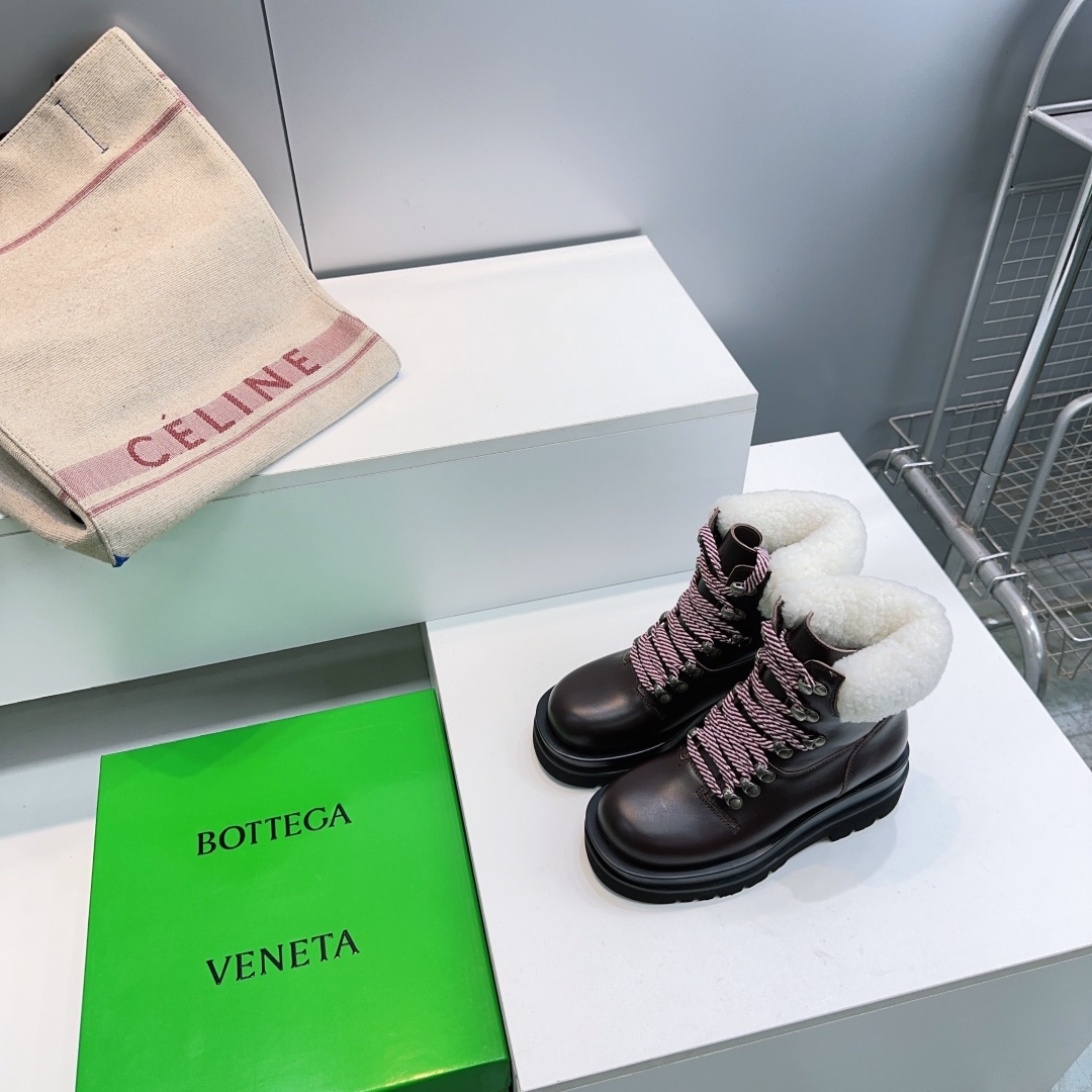NO:628003,High quality!  Top quality Bottega Veneta 25ss autumn and winter bv new Martin rhubarb boots series classic Martin boots thick-soled lace-up collar wool short boots!  A classic that never goes out of style, a classic reappearance. Wrapped laces outline a casual look, with retro eyelets for details, and a wear-resistant rubber sole to accompany you as you move forward. Minimalist design collides with exquisite craftsmanship, and you can wear a French lazy accent with one foot, unlocking a sense of daily luxury. Wool design at the shoe collar is warm and fashionable!  Casual wear for everyday outings, suitable for all seasons!  It fits perfectly and easily improves the texture of the overall look. Moreover, the design of this pair of shoes fits the shape of your feet and makes your feet not tired when walking. Whether you are going shopping, traveling or going to work, it can be your best match. The upper is made of imported calfskin/cow suede, the lining of the foot pads is imported sheepskin, and the collar is lambswool. The sole is leather welt/TPU rubber combined outsole. Size: 35-41 (40.41. Non-refundable). Comes with original packaging, boots, bottega  veneta,bottega veneta,bottega veneta,boots,cowhide,sheepskin19860909高品质！顶级品质 Bottega Veneta 葆蝶家25ss秋冬bv新款马丁大黄靴系列经典马丁靴厚底系带领口羊毛短靴！经典不过时 经典再现 缠绕鞋带勾勒随性,复古孔眼点缀细节,耐磨橡胶底伴你自在前行.极简设计与精湛工艺碰撞,一脚穿出法式慵懒腔调,解锁日常高级感 鞋口羊毛设计 保暖时尚！ 日常出街的休闲装,四季可搭配！它都能完美适配,轻松提升整体造型的质感 而且这双鞋的设计很贴合脚型,走路不累脚,不管你是去逛街、旅行还是上班 它都能成为你的最佳搭子 鞋面采用进口小牛皮/牛反绒 垫脚内里进口羊皮,领口羊羔毛 鞋底真皮沿条/TPU橡胶组合大底 码数:35-41（40.41.不退换） 配原版包装,靴子,bottega veneta,bottega veneta,bottega veneta,boots,cowhide,sheepskin,Women's Shoes