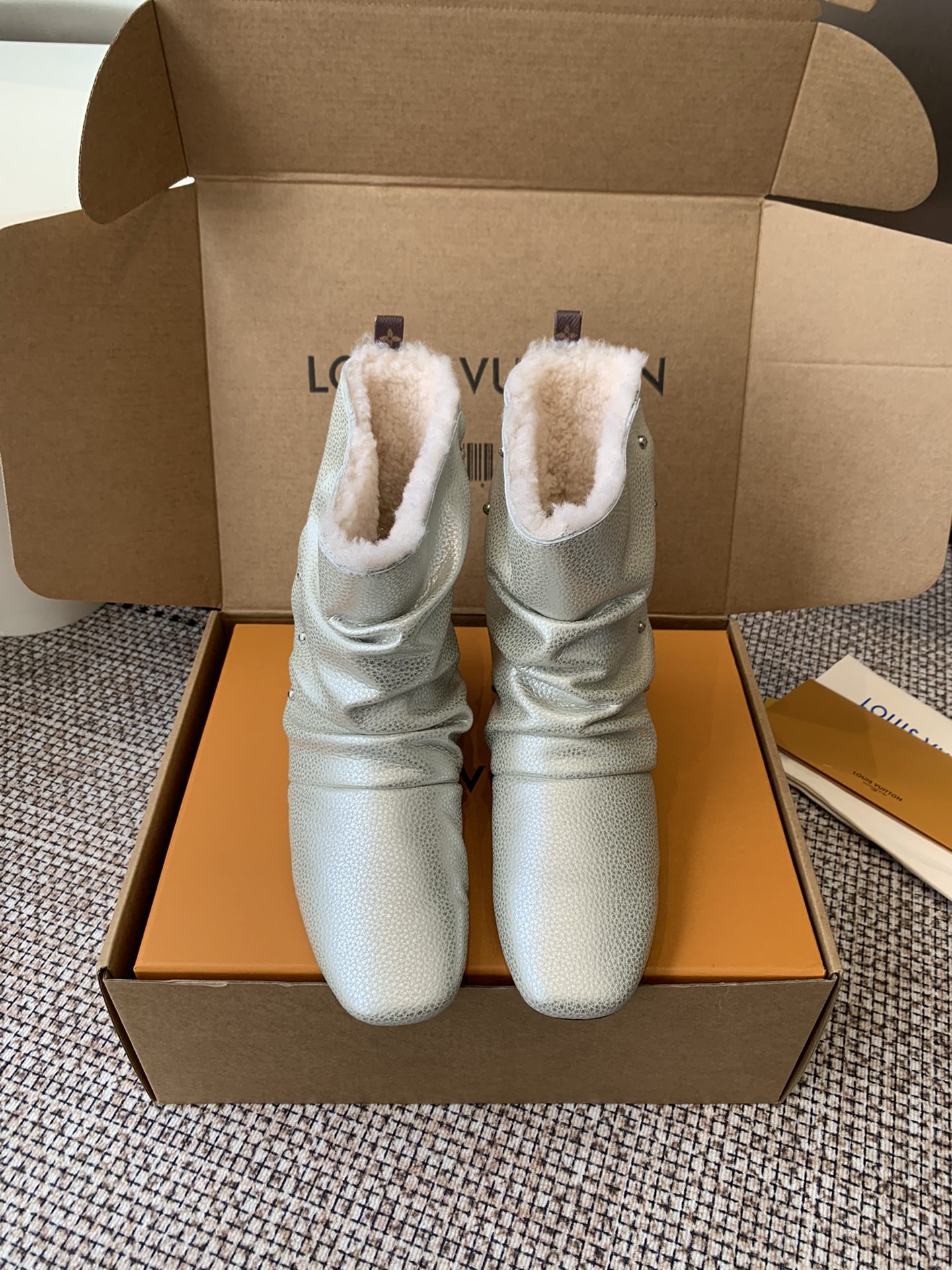 NO:615333,Louis Vuitton 25 new autumn and winter products pleated boots are simple and high-end. The pleated design of the boot shaft is super layered. The lamb velvet lining is super warm. Just perfect for autumn and winter wear. The flat design is very comfortable for daily commuting or leisure. It goes well with jeans, sweaters and jackets. It is easy to create an elegant and casual style~continues the LV travel aesthetic. Both fashionable and practical. Fashionable essentials. Cowhide upper, wool lining, original leather outsole. Size:  35-40 (40 customized), boots, louis vuitton, louis vuitton, boots, jeans, jackets & coats, sweaters, cowhide, Leather soles19860909Louis Vuitton 25秋冬新品 褶皱靴 简约又高级 靴筒褶皱设计超有层次感 内里羊羔绒超暖和 秋冬穿刚刚好 平底设计 日常通勤或休闲都很舒适 搭配牛仔裤、毛衣、外套都很出彩 轻松打造优雅随性风～延续LV旅行美学 时尚与实用兼具 时髦精必入 鞋面牛皮 内里垫脚羊毛 鞋底原版真皮大底 码数: 35-40（40定做）,靴子,louis vuitton,louis vuitton,boots,jeans,jackets & coats,sweaters,cowhide,Leather soles,Women's Shoes