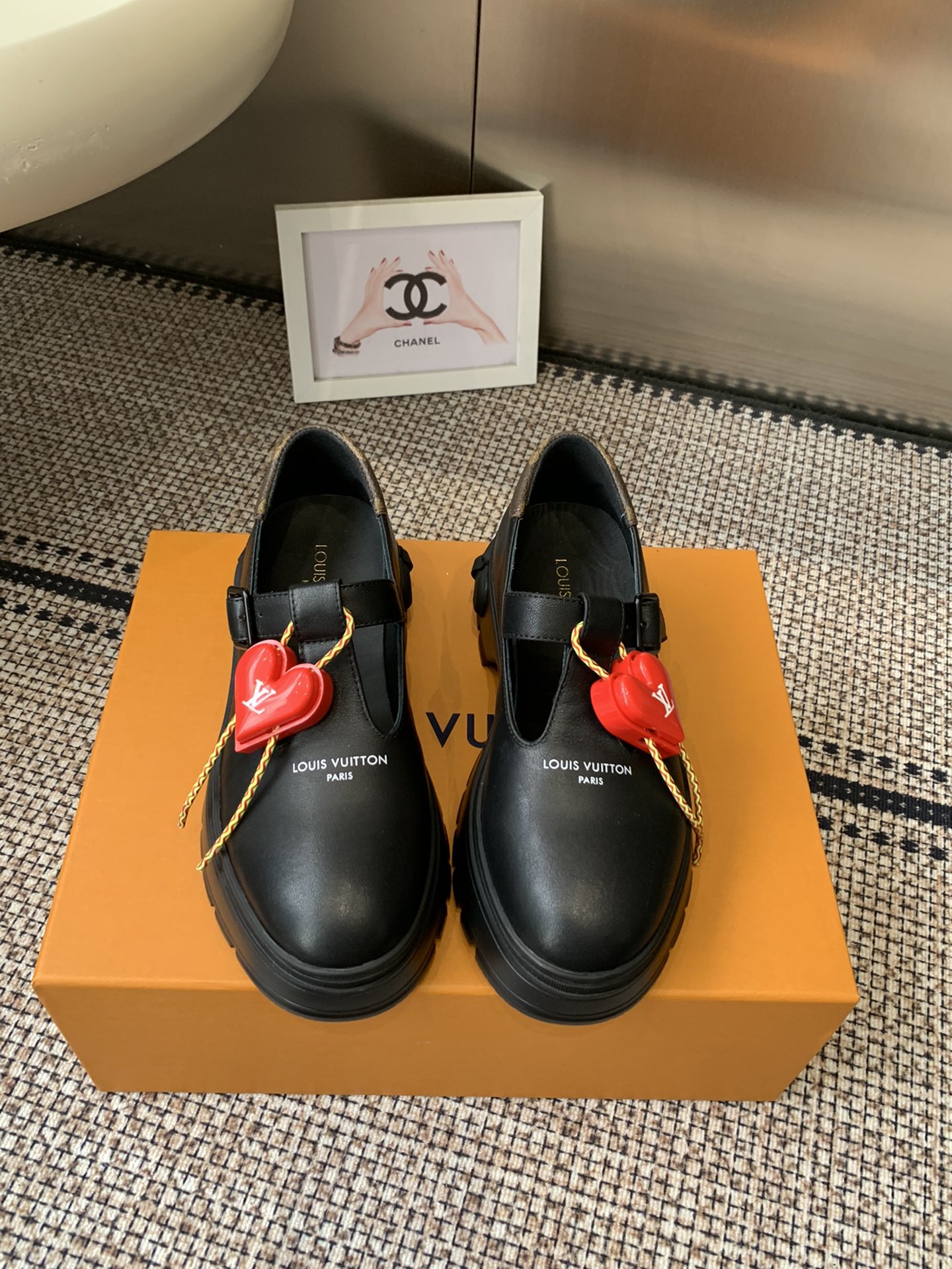 NO:615327,Louis Vuotton 25ss new thick-soled Mary Jane large-toe shoes Loafers (Accessories 60) This loafer is made of top-grain calf leather with a light and comfortable body. Thick EVA outsole is decorated with eye-catching ridges. The trendy attitude of being both strong and soft makes it a daily choice. The upper is imported top-grain cowhide, and the lining is cowhide. The original open-molded non-slip outsole. Size 35-41 (40.41 custom-made and non-returnable), loafers, louis  vuitton,loafers,mary jane,cowhide19860909Louis Vuotton 25ss 新款厚底玛丽珍大头鞋 乐福鞋（配饰60） 本款乐福鞋以头层小牛皮革裁出轻盈舒适鞋身 厚实 EVA外底点缀醒目凸纹 亦刚亦柔的潮流姿态成就日常佳选 鞋面进口头层牛皮 内里牛皮 原版开模防滑大底 码数35-41（40.41定做不退换）,乐福鞋,louis vuitton,loafers,mary jane,cowhide,Women's Shoes