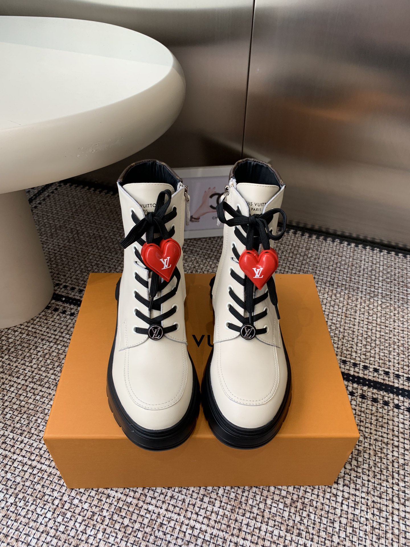 NO:615325,Louis Vuotton 25ss new lace-up British style handsome thick sole Martin boots short boots (Accessories 60) Last type versatile slim foot yyds. Three-dimensional and full shape, full of temperament, comfortable on the foot, very retro style, full of aura, original presbyopic design style is very classic, perfect details, original imported first-layer cowhide on the upper, imported cowhide on the lining, original open-molded anti-slip outsole Size: 35-41 (female 40  41 Customized (no return or exchange), boots, louis vuitton, boots, cowhide19860909Louis Vuotton 25ss新款系带英伦风帅气厚底 马丁靴 短靴（配饰60） 楦型百搭瘦脚yyds.造型立体饱满 气质满满 上脚舒适 非常复古风、气场十足 加原版老花设计风格非常经典 细节完美 鞋面原版进口头层牛皮 内里进口牛皮 原版开模防滑大底 码数: 35-41（女40 41定做不退换）,靴子,louis vuitton,boots,cowhide,Women's Shoes