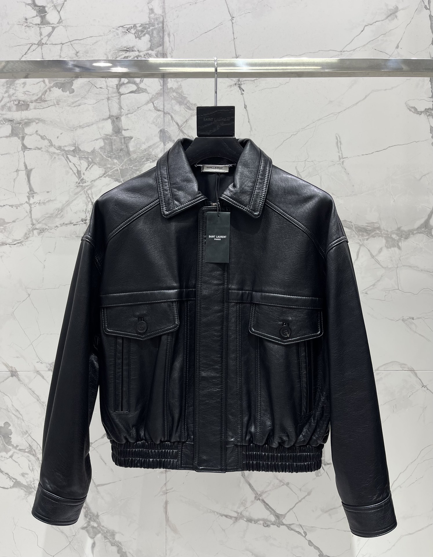 NO:866335,*Holy Family's new lapel sheepskin jacket. The lapel design is a highlight of this jacket. It not only adds a bit of sophistication and handsomeness, but also allows you to switch styles at will with different wearing styles. The lapels have smooth lines and full texture, showing high-end taste. The sheepskin material is not to mention, soft and delicate, with excellent touch. Wearing it makes you feel like you are surrounded by gentle clouds, which is super comfortable. Sheepskin has good thermal insulation properties and can keep you warm and fashionable in autumn and winter.  Size SML, Saint Laurent-clothing, saint laurent, jackets & coats, sheepskin,19860909*圣家新款翻领羊皮夹克 翻领设计是这款夹克的一大亮点,不仅增添了几分干练与帅气,不同的穿搭风格随意切换造型.翻领的线条流畅,质感十足,彰显出高级品味. 羊皮材质更是没得说,柔软细腻,触感极佳,穿上身就像被轻柔的云朵包围,舒适度超高.羊皮具有良好的保暖性能,在秋冬季节也能让你温暖又时尚 码数SML,圣罗兰-服装,saint laurent,jackets & coats,sheepskin,,Women's clothing