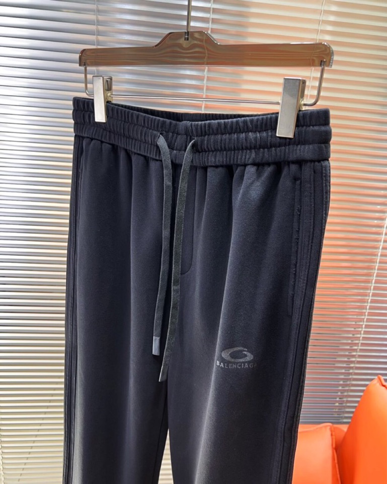 BALENCIAGA 巴黎世家2025秋冬新款休闲裤！官网同步发售。品牌经典LOGO休闲裤 ，定制面料，
