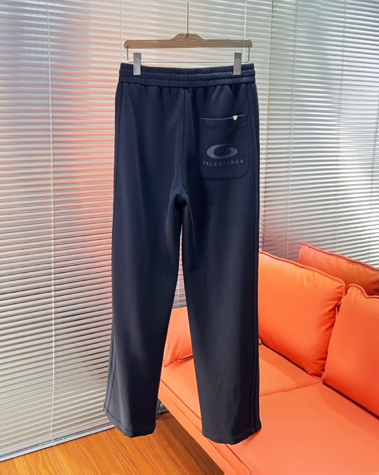 BALENCIAGA 巴黎世家2025秋冬新款休闲裤！官网同步发售。品牌经典LOGO休闲裤 ，定制面料，