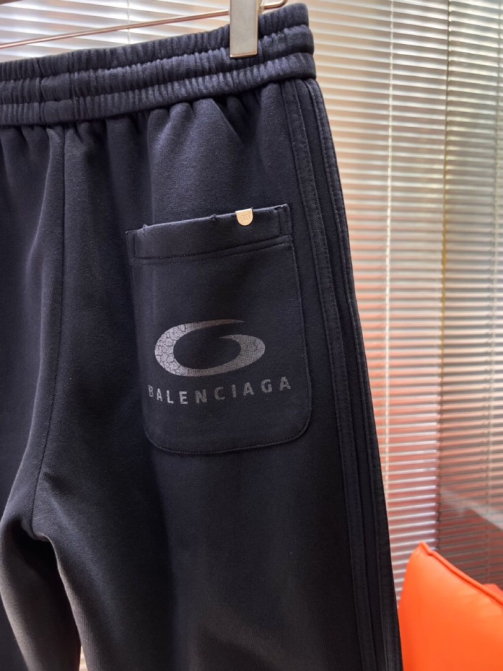 BALENCIAGA 巴黎世家2025秋冬新款休闲裤！官网同步发售。品牌经典LOGO休闲裤 ，定制面料，