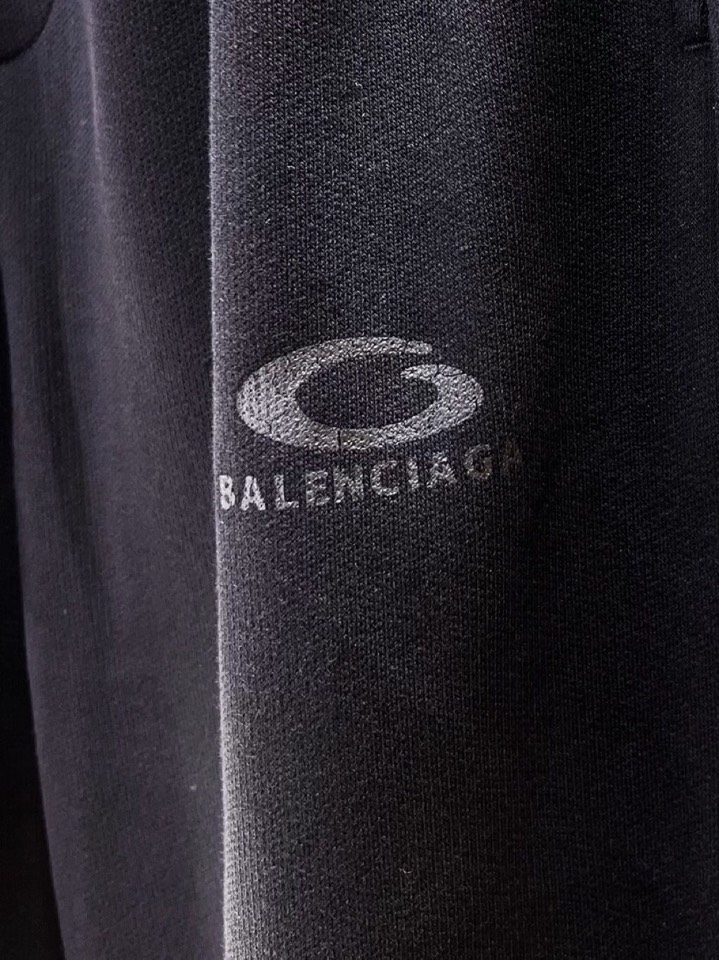 BALENCIAGA 巴黎世家2025秋冬新款休闲裤！官网同步发售。品牌经典LOGO休闲裤 ，定制面料，